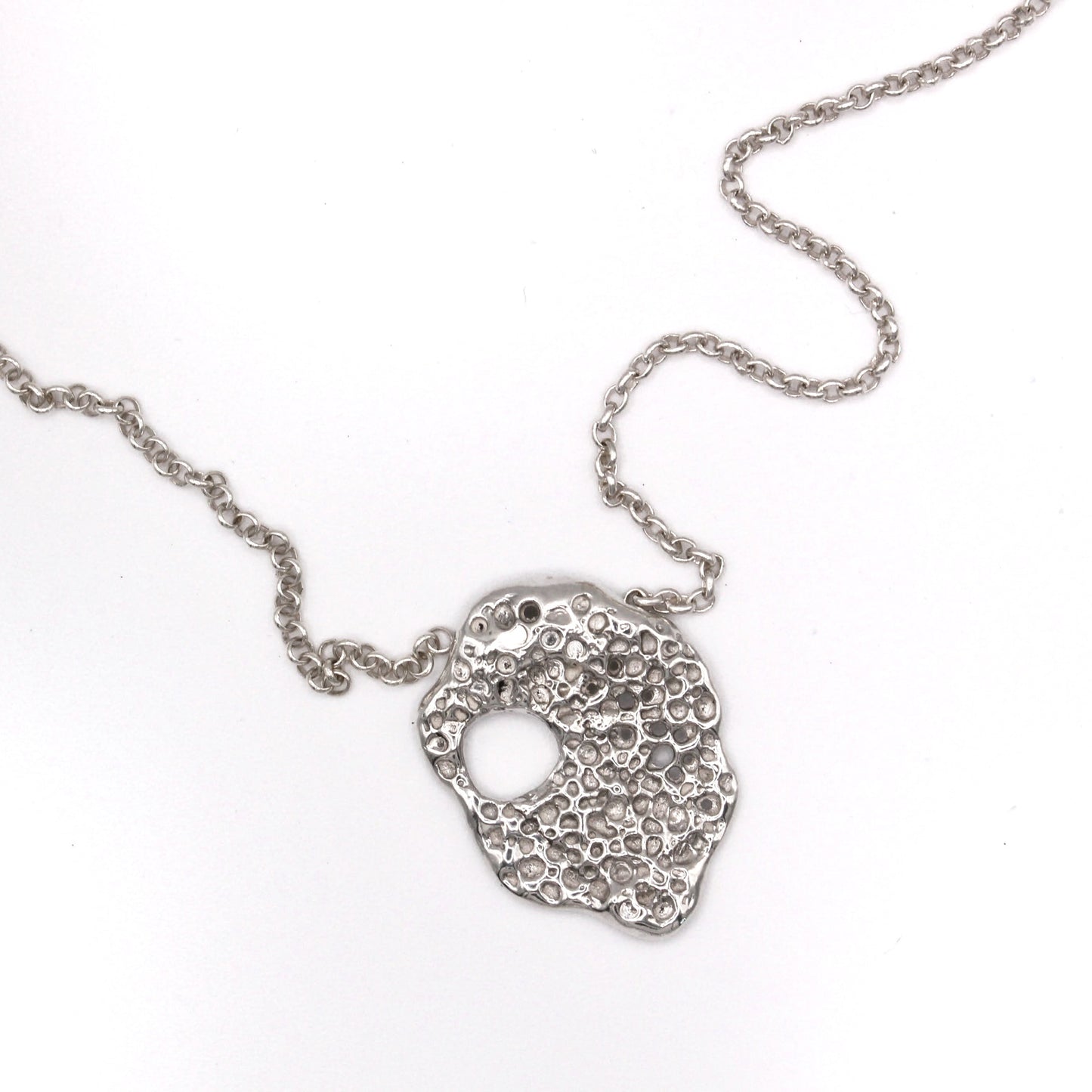 Artisan silver necklace with diamond rolo chain, handcrafted in recycled sterling silver 925. Collar artesanal de plata con cadena rolo diamante, hecho en plata reciclada de ley 925.