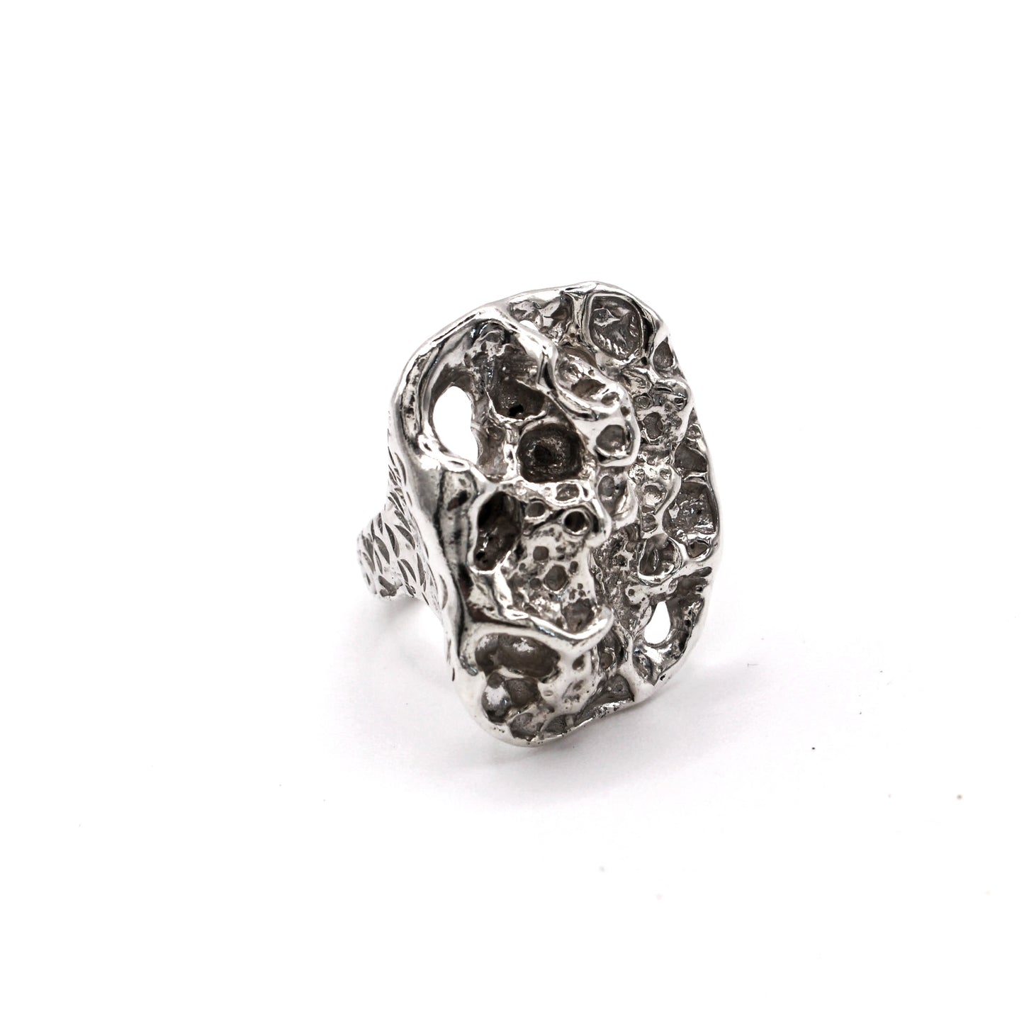 Fragmento Ring in recycled sterling silver 925, symbolic jewelry of scars and resilience.
Anillo Fragmento en plata reciclada 925, joya simbólica de cicatrices y resiliencia.