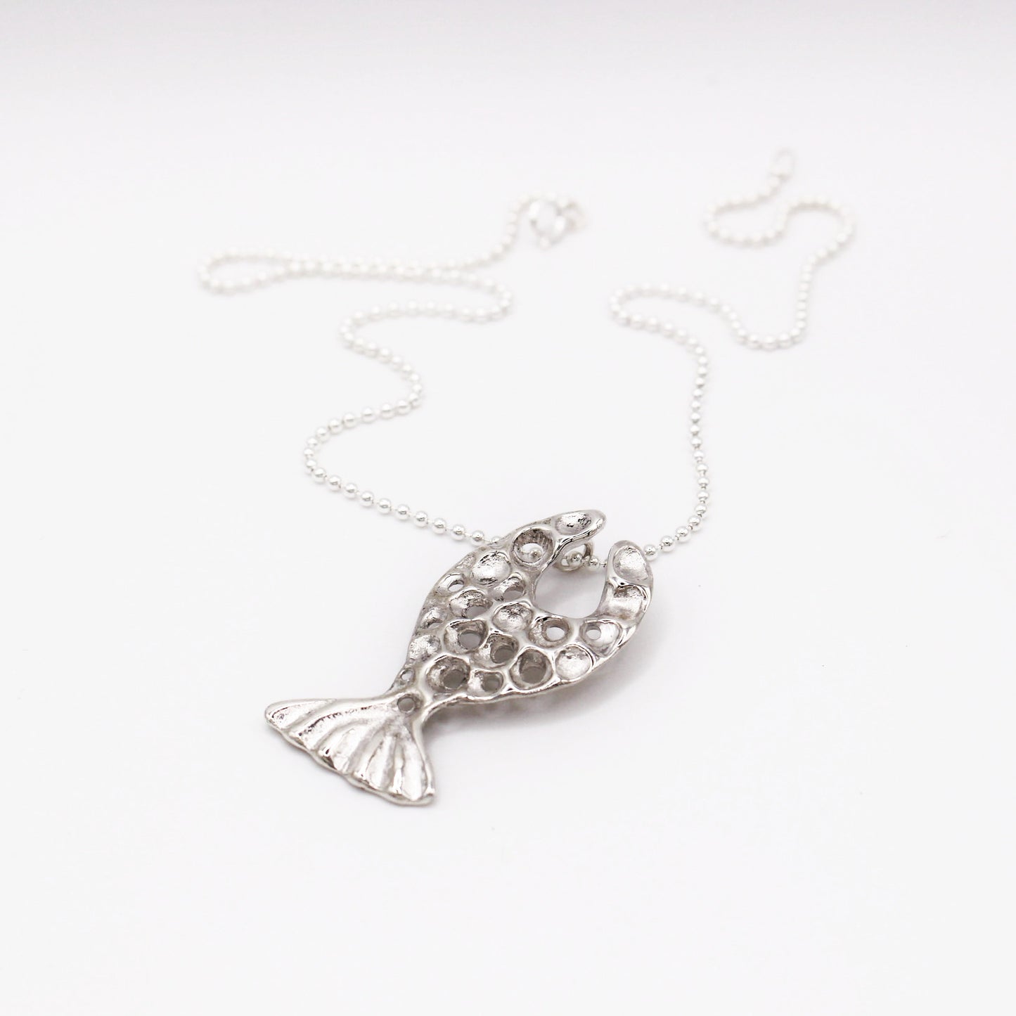 Collar de plata con colgante pez, símbolo de guía y protección, joyería artesanal con significado