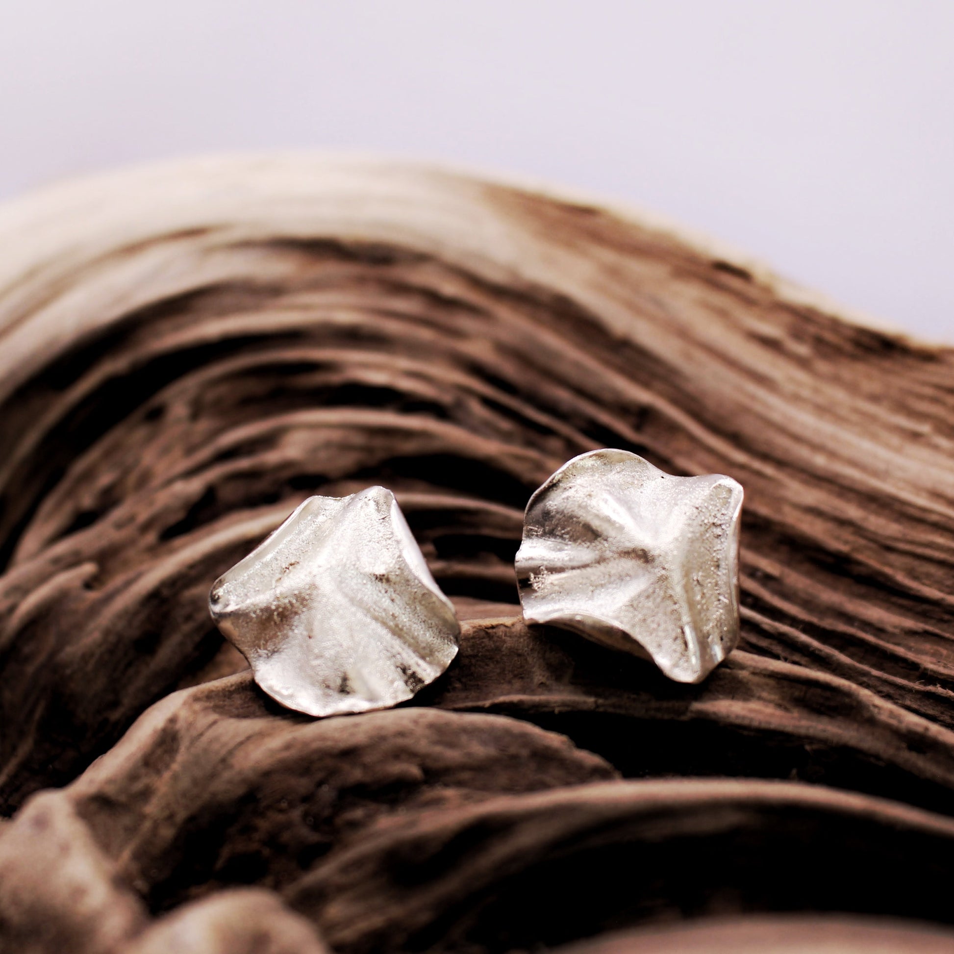 Pendientes de plata escultóricos inspirados en medusas y olas del Mediterráneo, joyería orgánica de Naturalesa