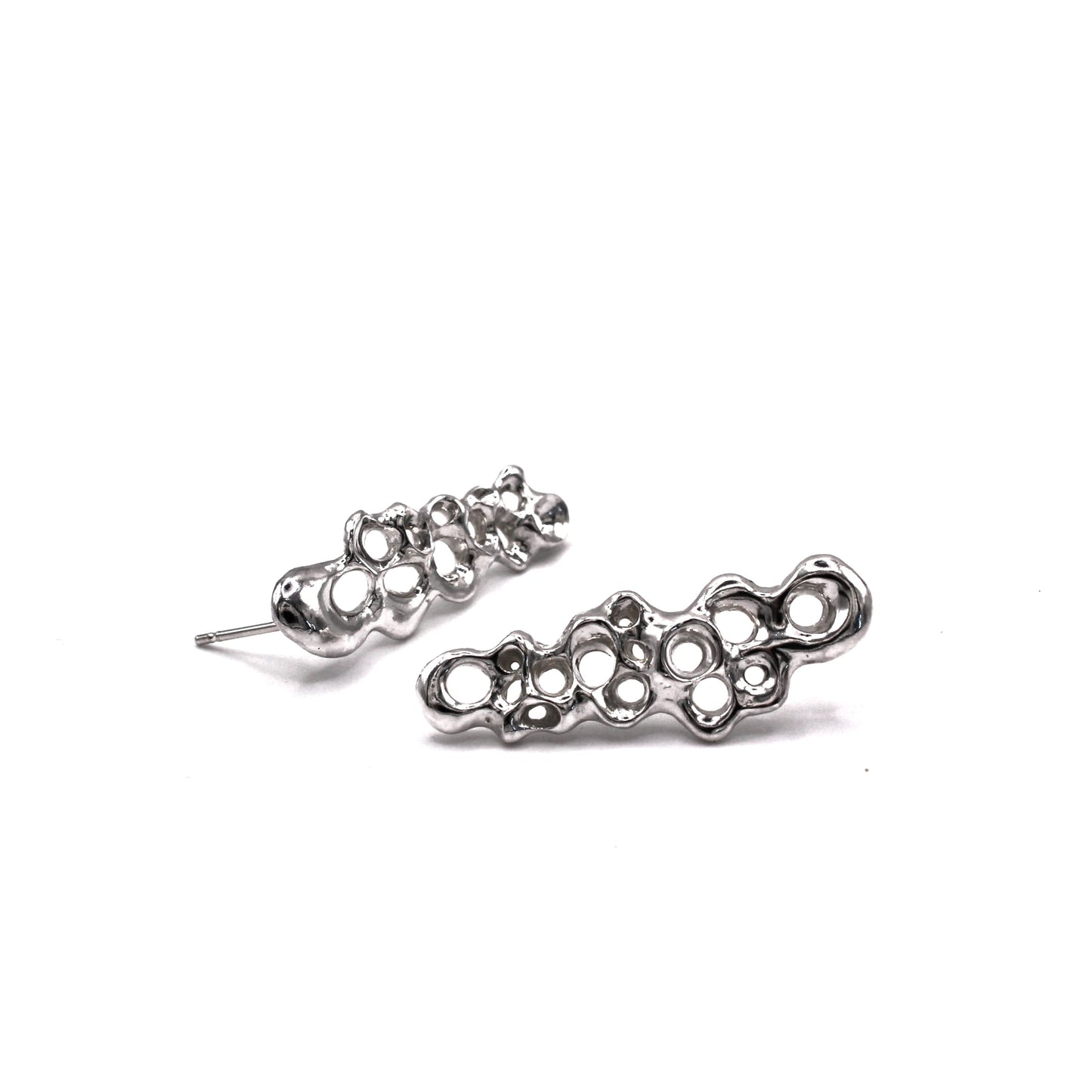 Pair of silver earrings on a white background. Long silver earrings from the Raíz Collection, handcrafted in recycled sterling silver 925, inspired by Mediterranean sea life.