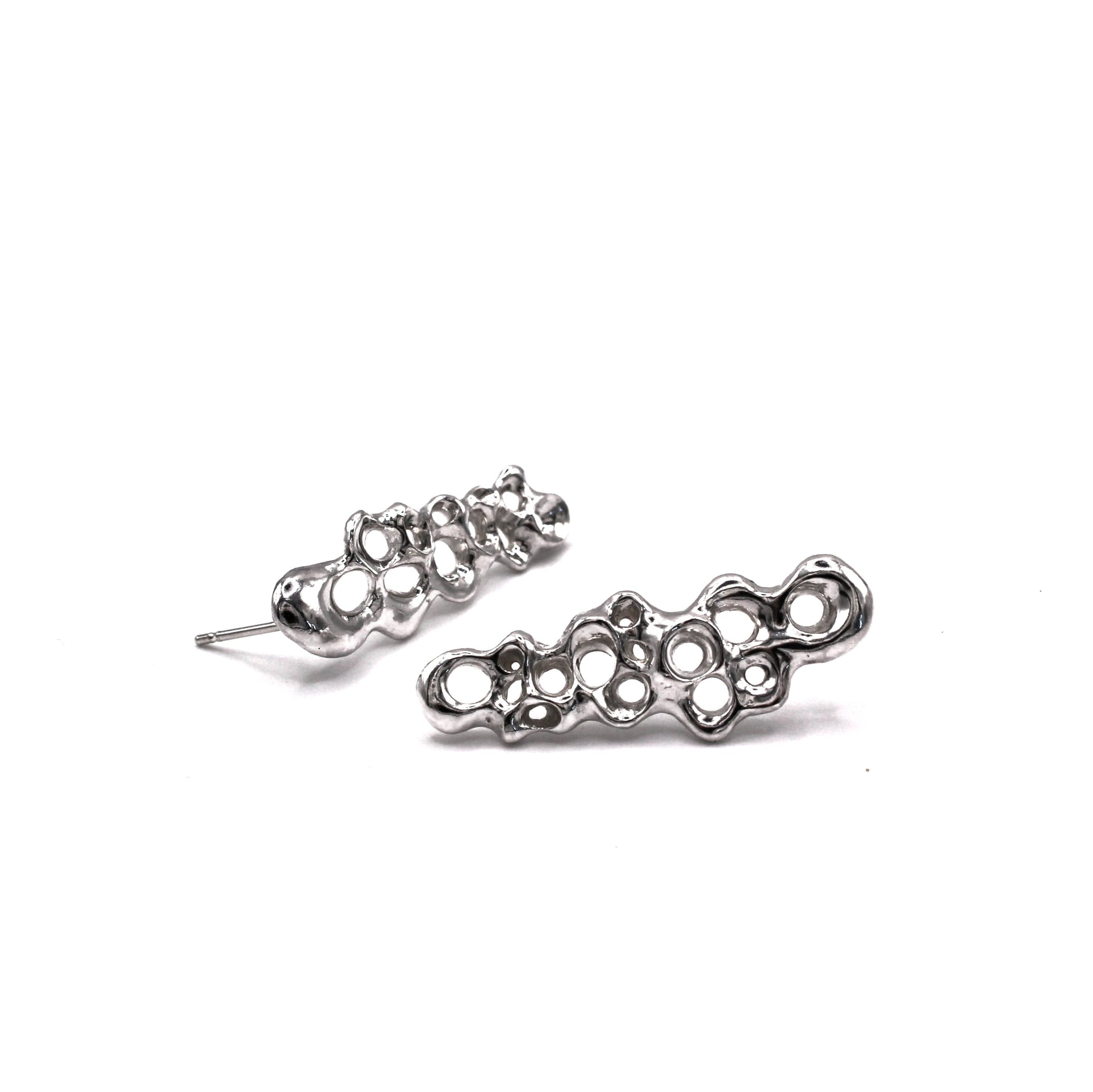 Pair of silver earrings on a white background. Long silver earrings from the Raíz Collection, handcrafted in recycled sterling silver 925, inspired by Mediterranean sea life.