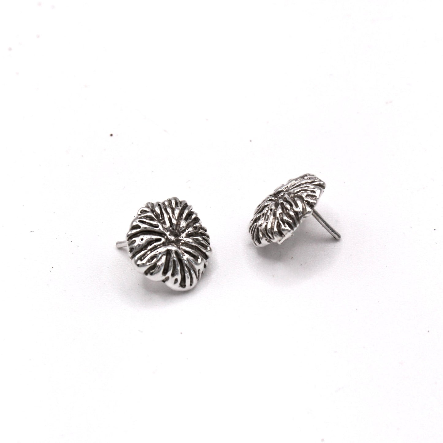 Pendientes Flow tipo botón en plata reciclada 925, joyería escultural inspirada en el mar de Naturalesa Jewelry.