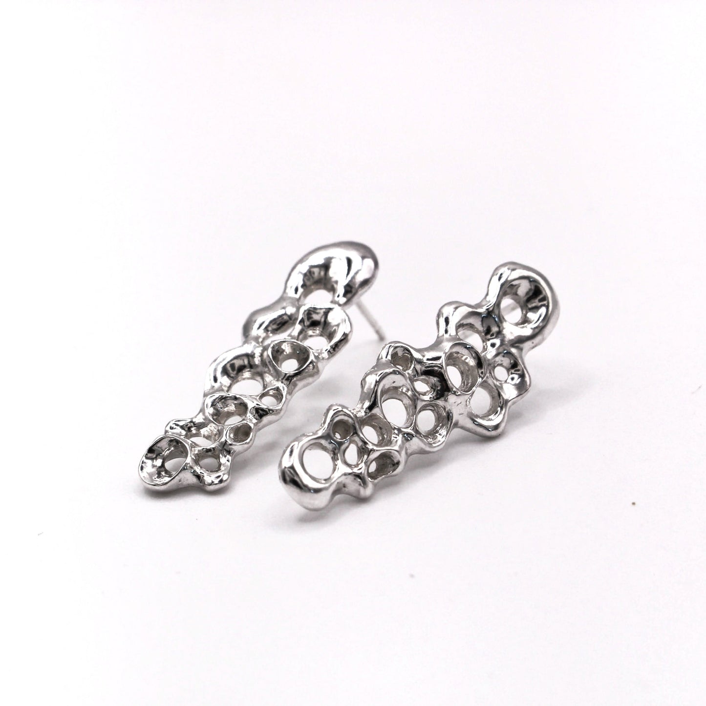 Pendientes largos Raíz asimétricos, joyería escultural con significado que simboliza resiliencia y fuerza interior.