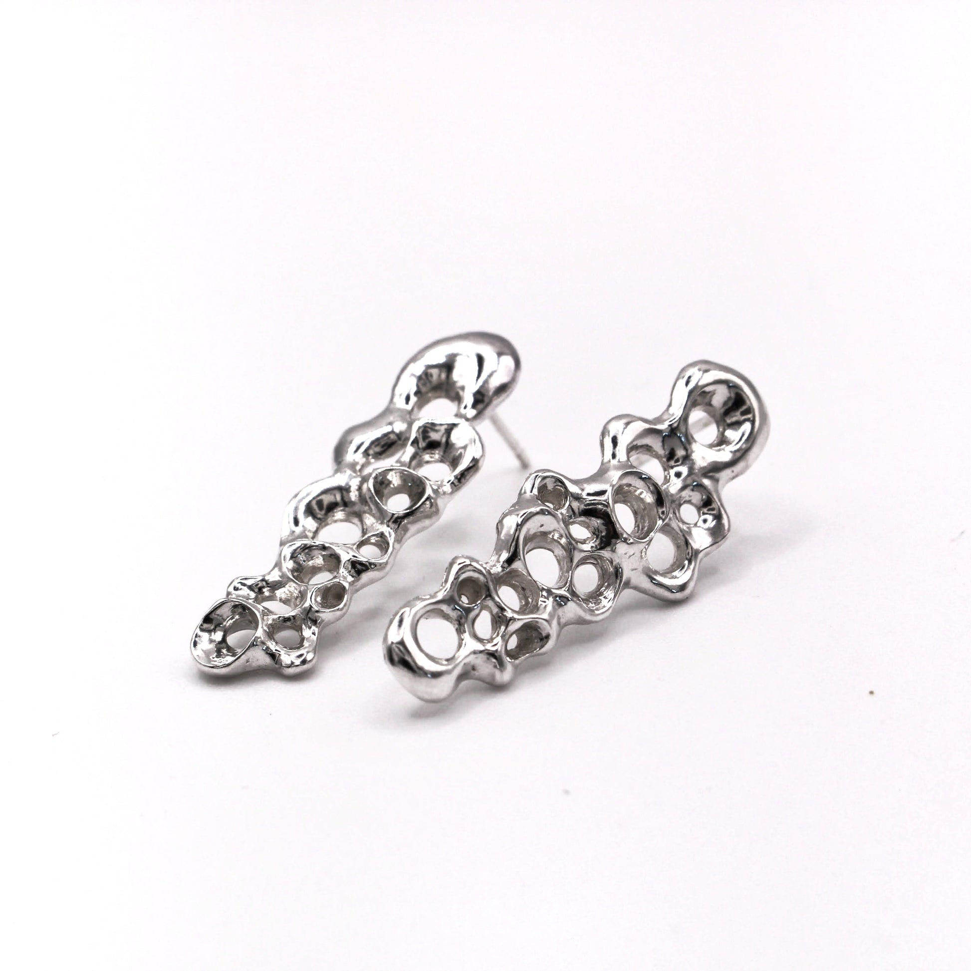 Pendientes largos Raíz asimétricos, joyería escultural con significado que simboliza resiliencia y fuerza interior.