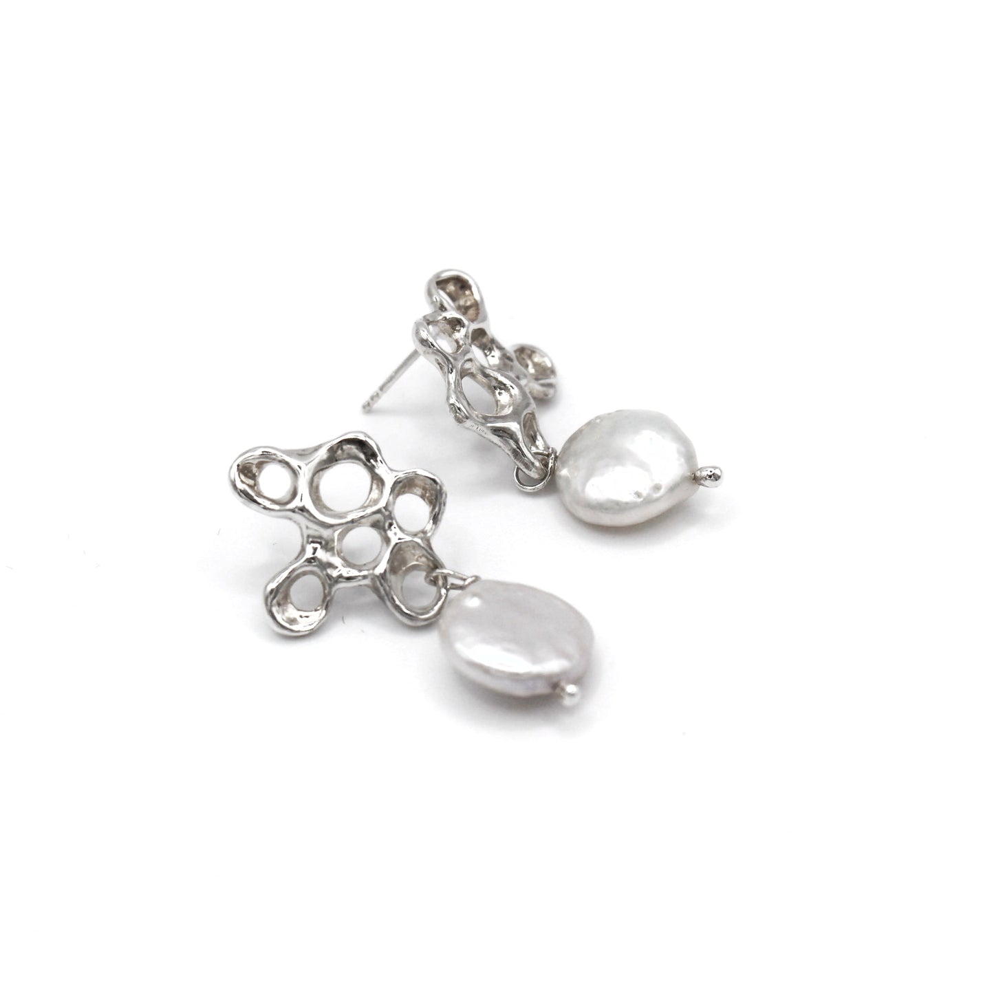 Raíz silver earrings with Biwa pearls, barnacle inspired sea jewelry by Naturalesa Jewelry