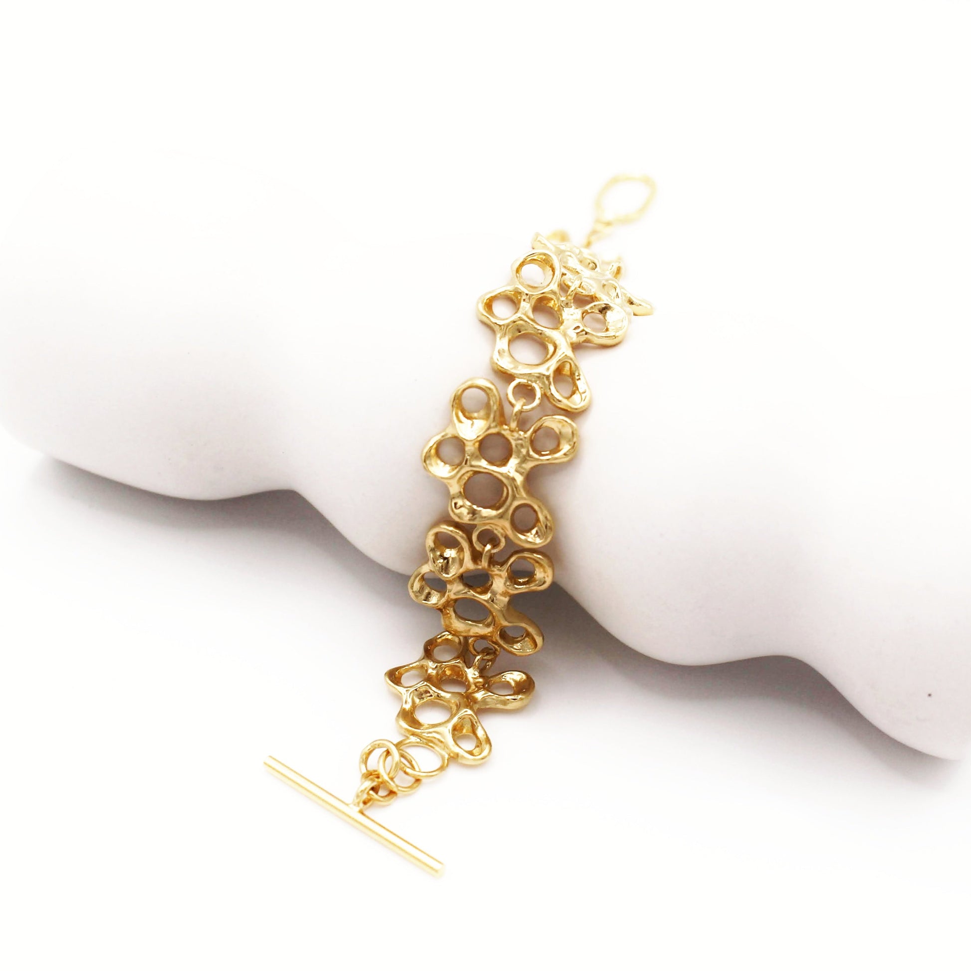 Pulsera de percebes chapada en oro con diseño escultórico, joyería con significado