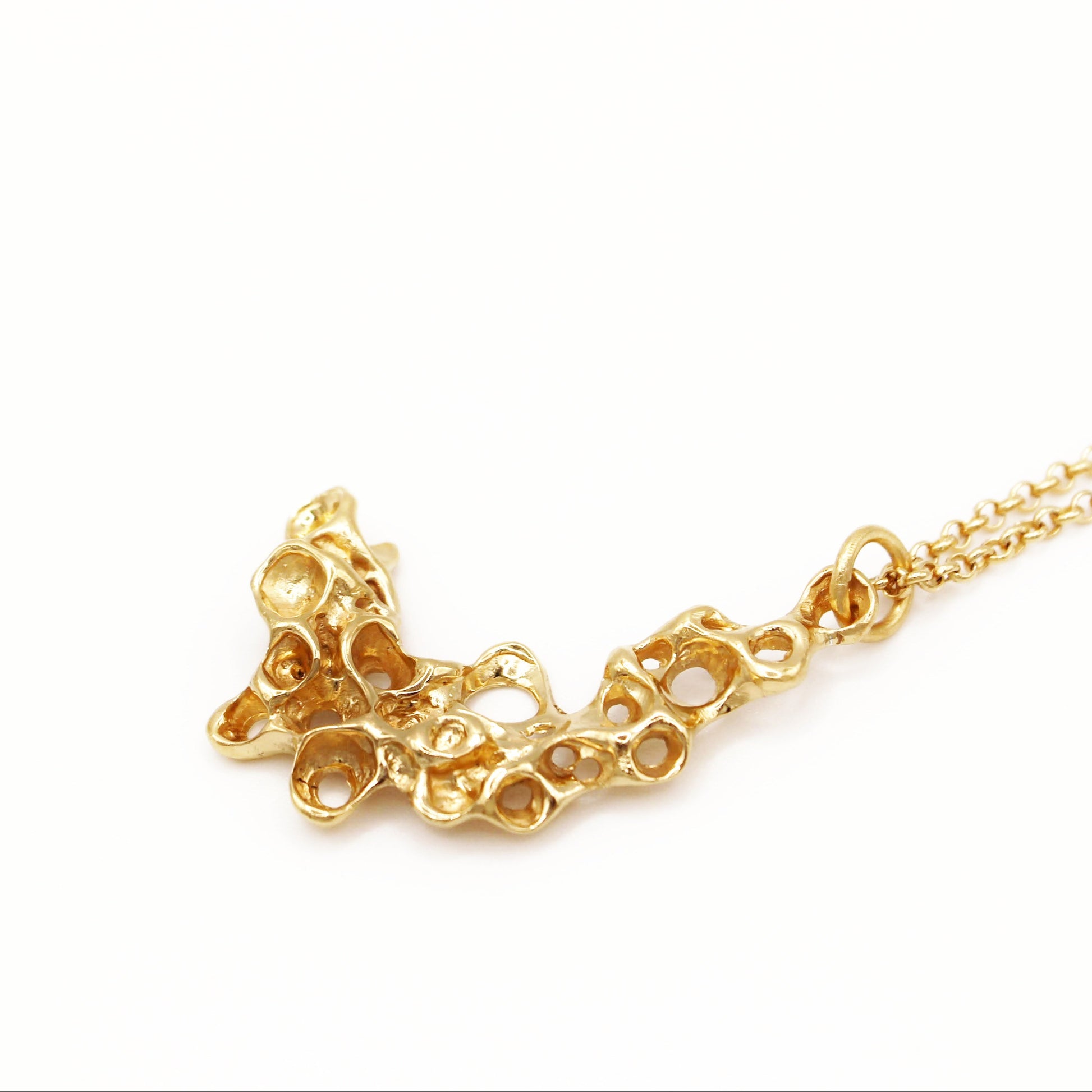 Raíz pendant handcrafted in sterling silver with a gold-plated finish. Mediterranean-inspired jewelry featuring organic textures and a sculptural design reminiscent of coral clusters. A bold yet elegant sustainable pendant for nature and contemporary jewelry lovers, crafted by Naturalesa.