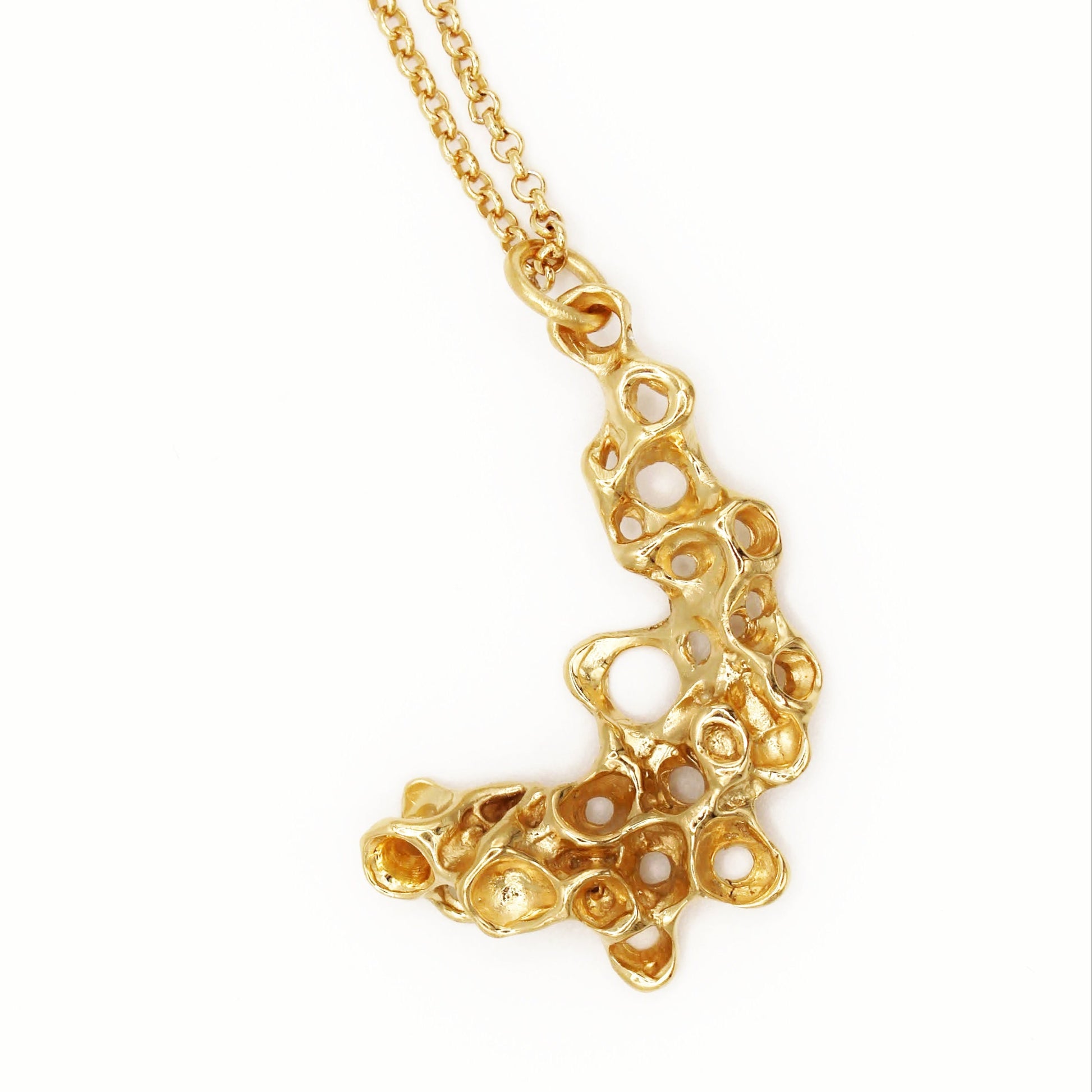 Collar inspirado en el Mediterráneo con colgante dorado, joyería artesanal con significado