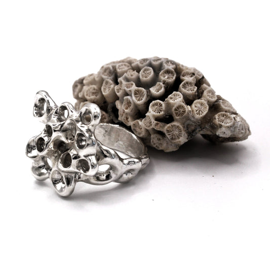 Silver coral-shaped ring on a white background. Raíz Mini Ring in recycled sterling silver 925, sculptural barnacle-inspired design, sea inspired statement jewelry by Naturalesa.