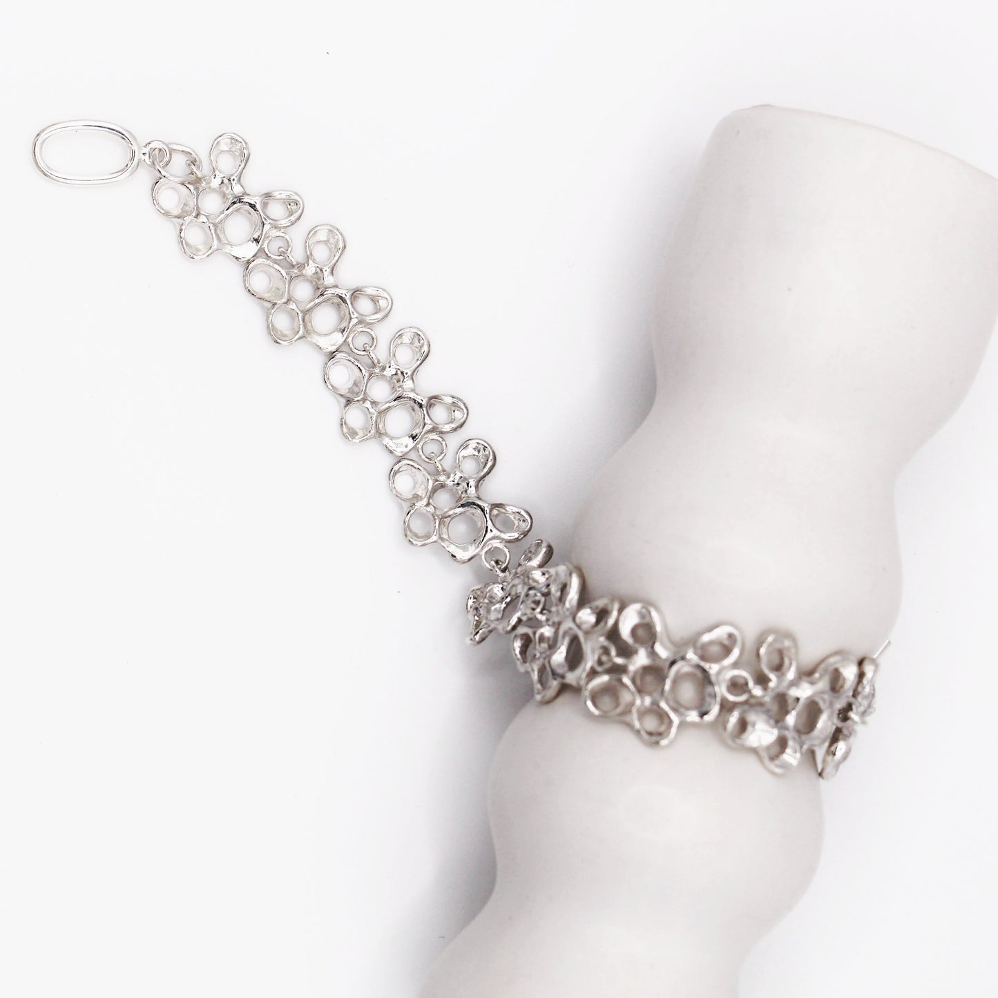 Raíz bracelet handcrafted in sterling silver 925. Mediterranean-inspired jewelry formed of organic-shaped segments with a stylish toggle clasp. A bold yet elegant sustainable bracelet for nature and contemporary jewelry lovers, crafted by Naturalesa.