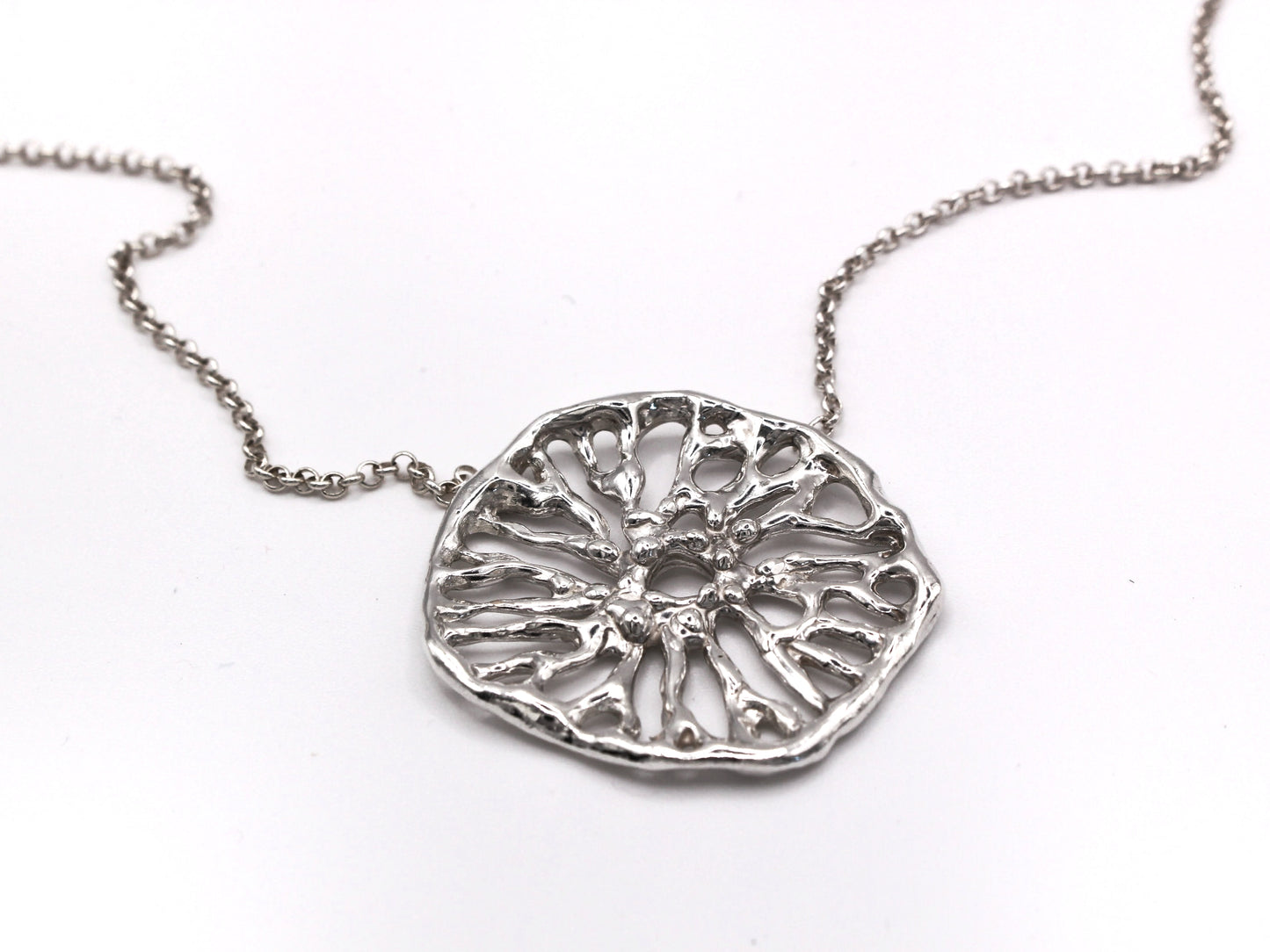 Colgante escultórico Flow collar de plata inspirado en el coral hongo, joyería artesanal mediterránea.
