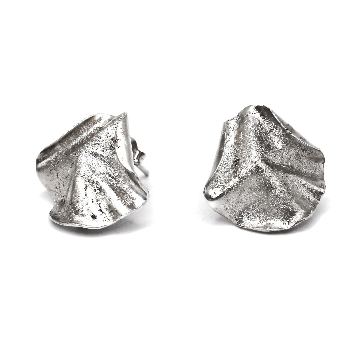 Sculptural folded silver earrings, handcrafted in recycled sterling silver using the lost wax casting technique. Mediterranean-inspired jewelry with organic, wave-like forms and a unique fused silver dust texture. Elegant and sustainable statement earrings for nature and contemporary jewelry lovers, crafted by Naturalesa.