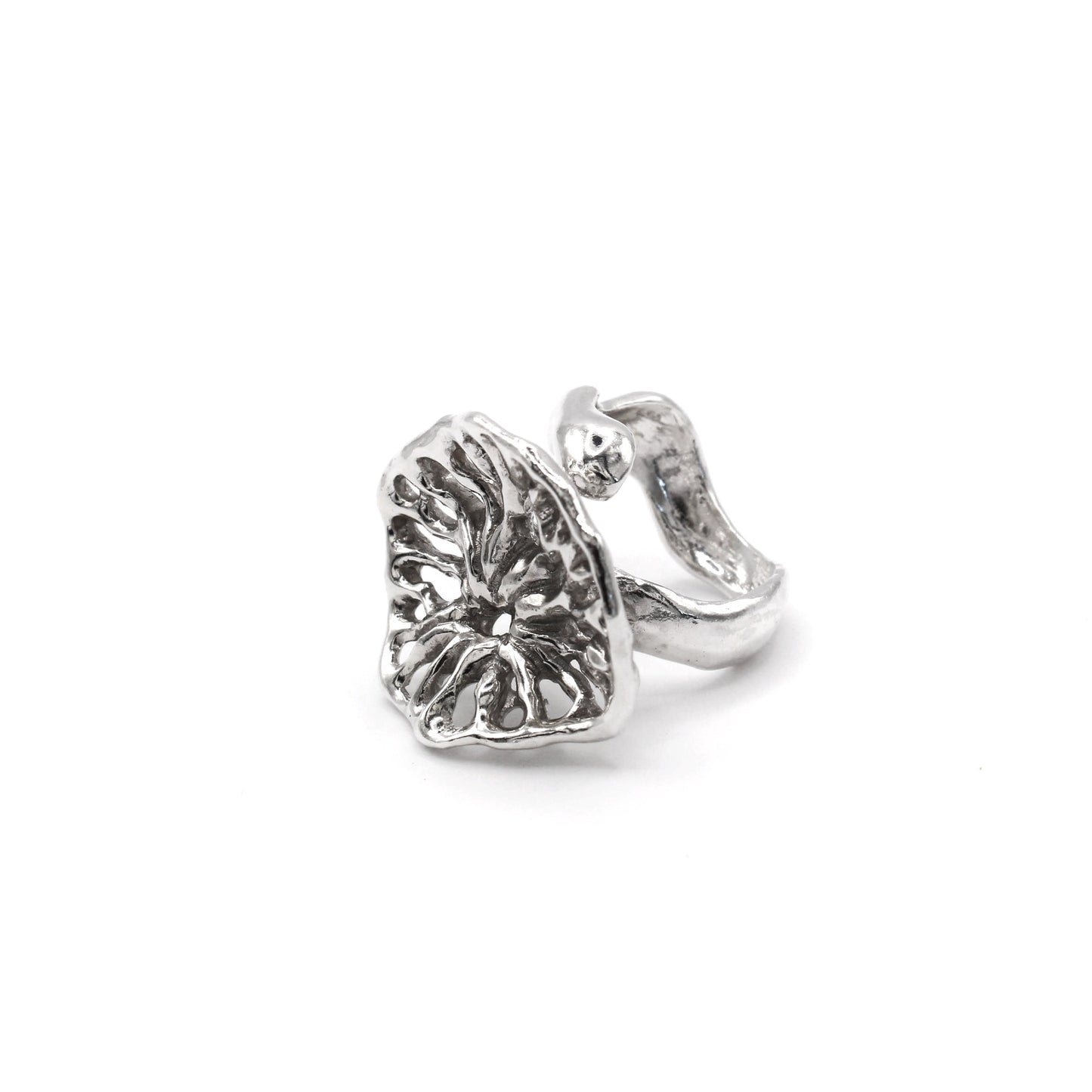Sculptural Flow Ring handmade in Valencia, adjustable sterling silver 925 design by Naturalesa Jewelry.
Anillo escultural Flow hecho a mano en Valencia, diseño ajustable en plata 925 de Naturalesa Jewelry.