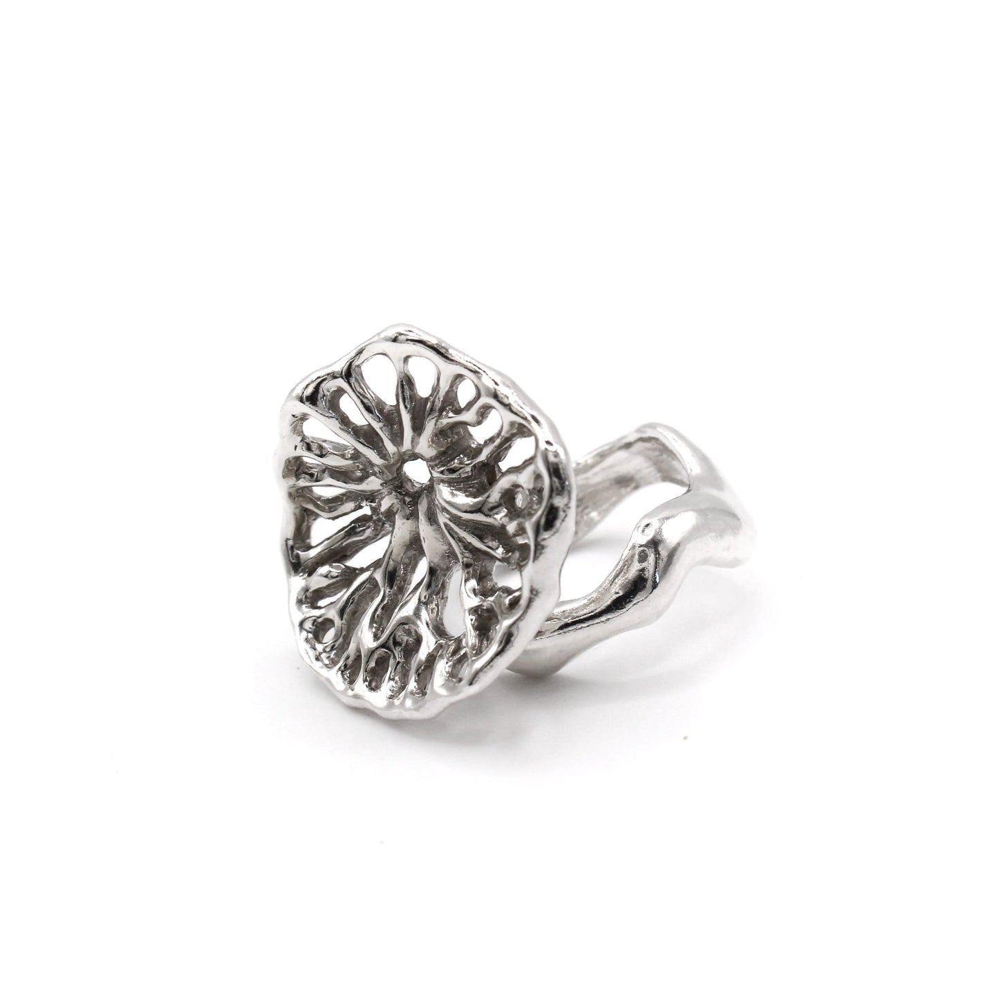 Flow Ring, unique silver jewelry inspired by coral forms and the movement of the Mediterranean Sea.
Anillo Flow, joya única en plata inspirada en las formas de coral y el movimiento del mar Mediterráneo.