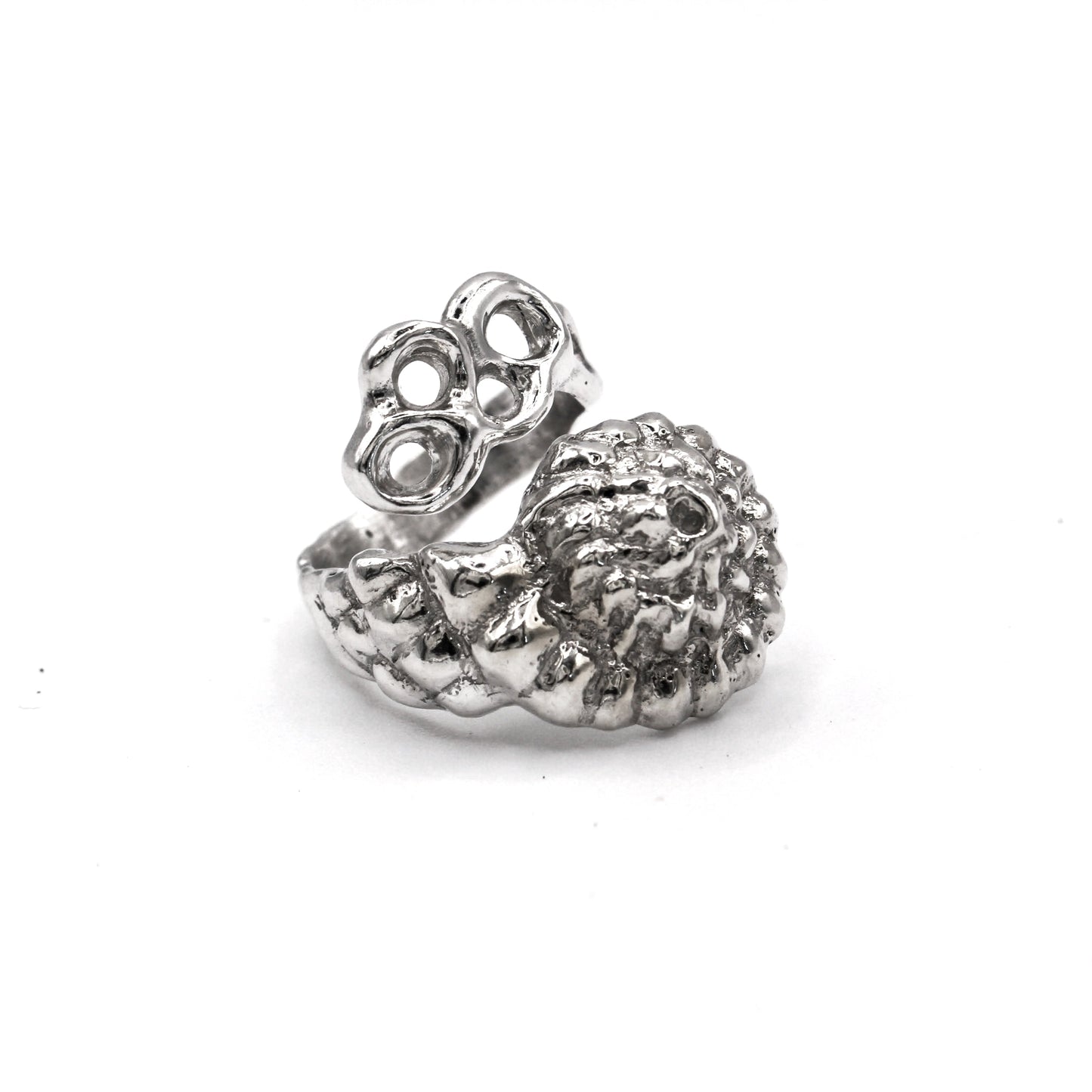 Artisan Raíz Shell Ring in silver, sea inspired statement jewelry by Naturalesa Jewelry.
Anillo artesanal Raíz Shell en plata, joyería marina de autor de Naturalesa Jewelry.