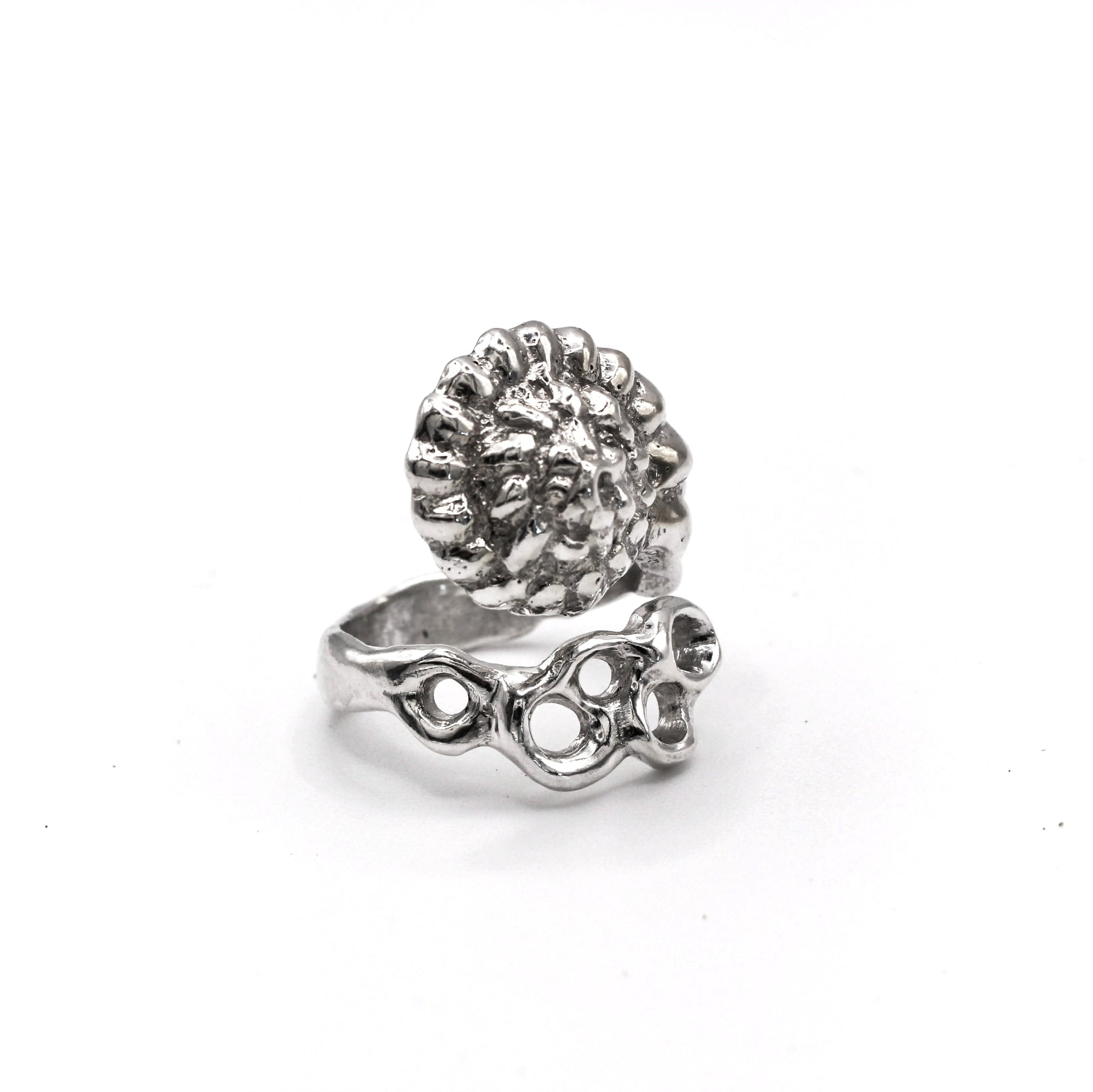 Detail of Raíz Shell Ring texture, unique artisan jewelry inspired by Mediterranean sea life.
Detalle de la textura del Anillo Raíz Shell, joya artesanal única inspirada en la vida marina mediterránea.