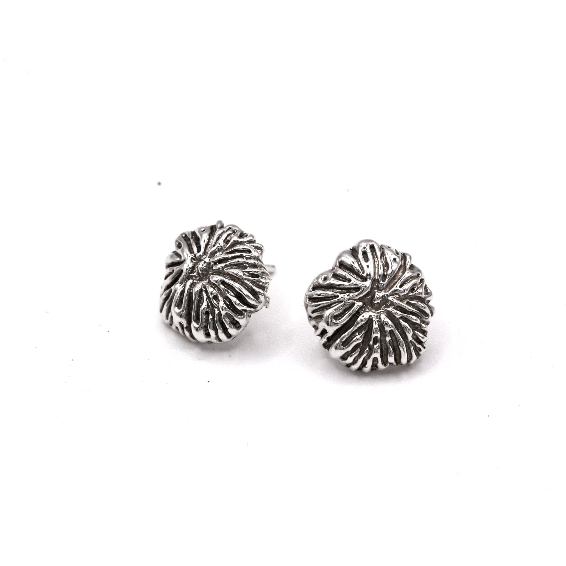 Flow Stud Earrings handmade with lost wax casting, meaningful silver jewelry from Valencia.
Pendientes Flow tipo botón hechos a mano con cera perdida, joyería en plata con significado desde Valencia.