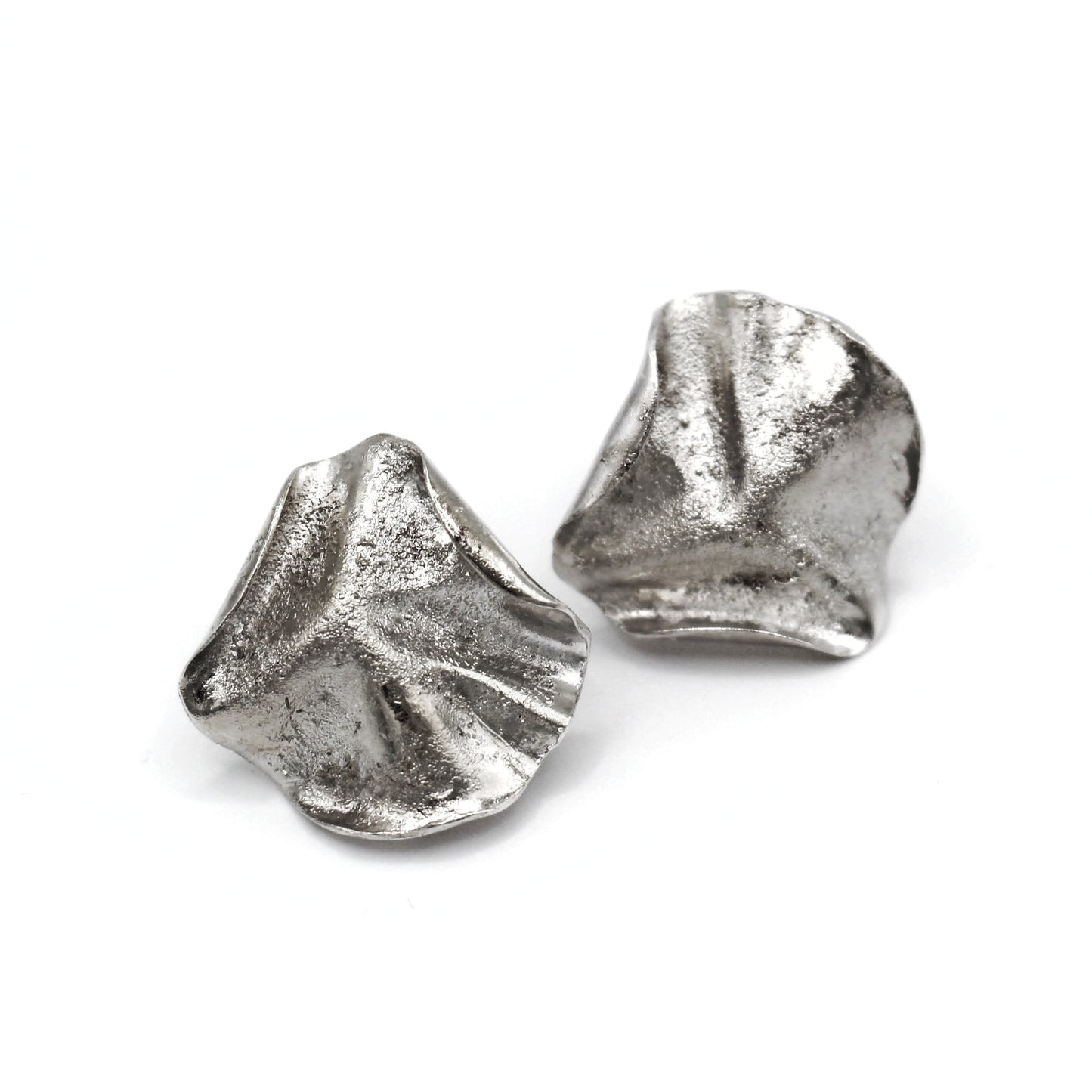 Sculptural folded silver earrings, handcrafted in recycled sterling silver using the lost wax casting technique. Mediterranean-inspired jewelry with organic, wave-like forms and a unique fused silver dust texture. Elegant and sustainable statement earrings for nature and contemporary jewelry lovers, crafted by Naturalesa.