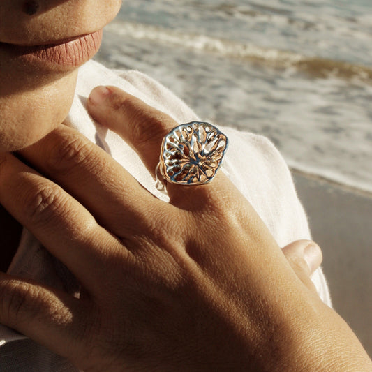 Flow Ring, unique silver jewelry inspired by coral forms and the movement of the Mediterranean Sea.
Anillo Flow, joya única en plata inspirada en las formas de coral y el movimiento del mar Mediterráneo.