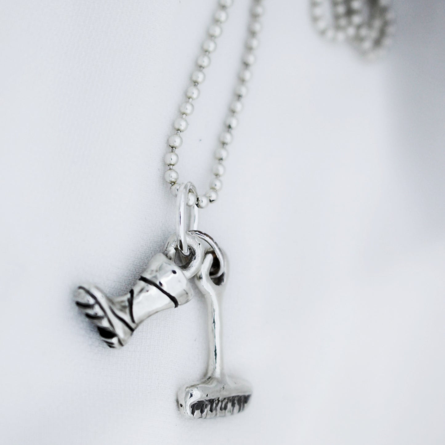 Collar de Plata de Ley 925 con Colgante Solidario