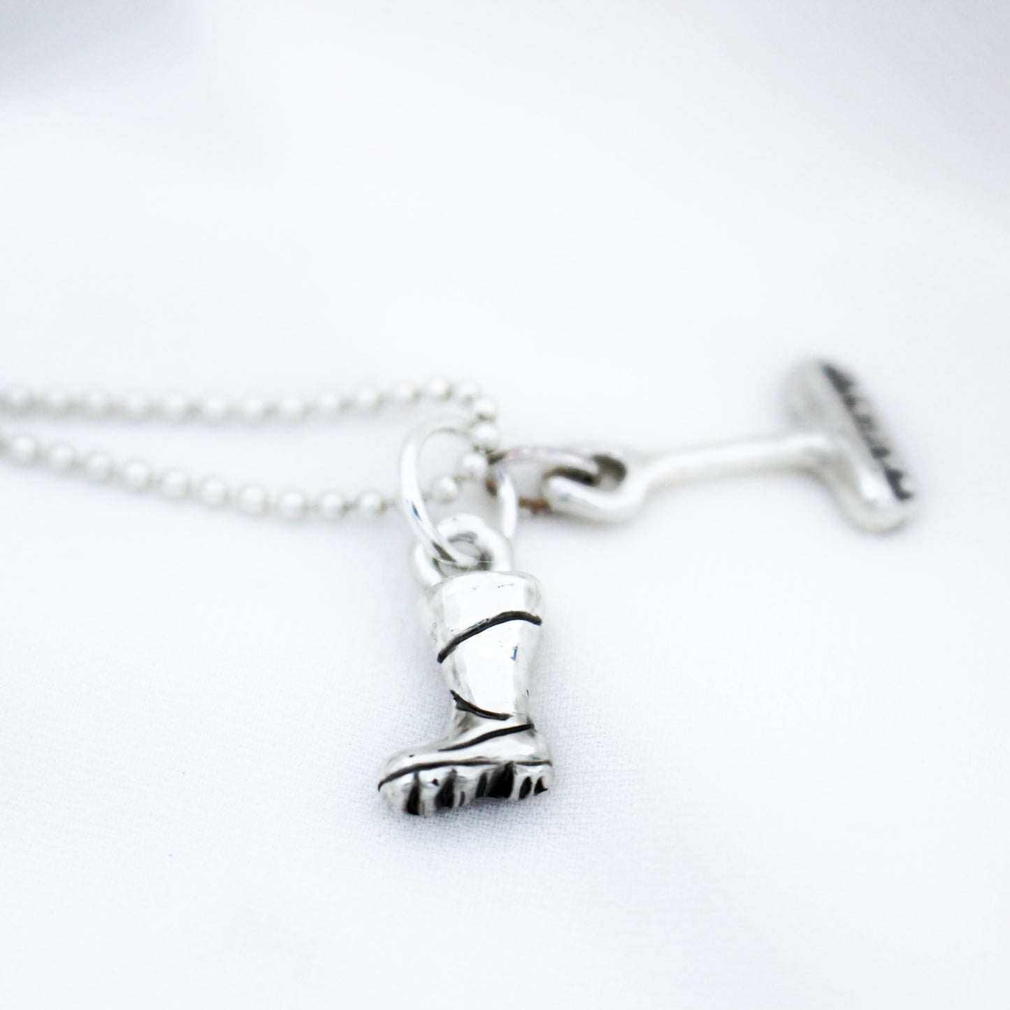 Collar de Plata de Ley 925 con Colgante Solidario