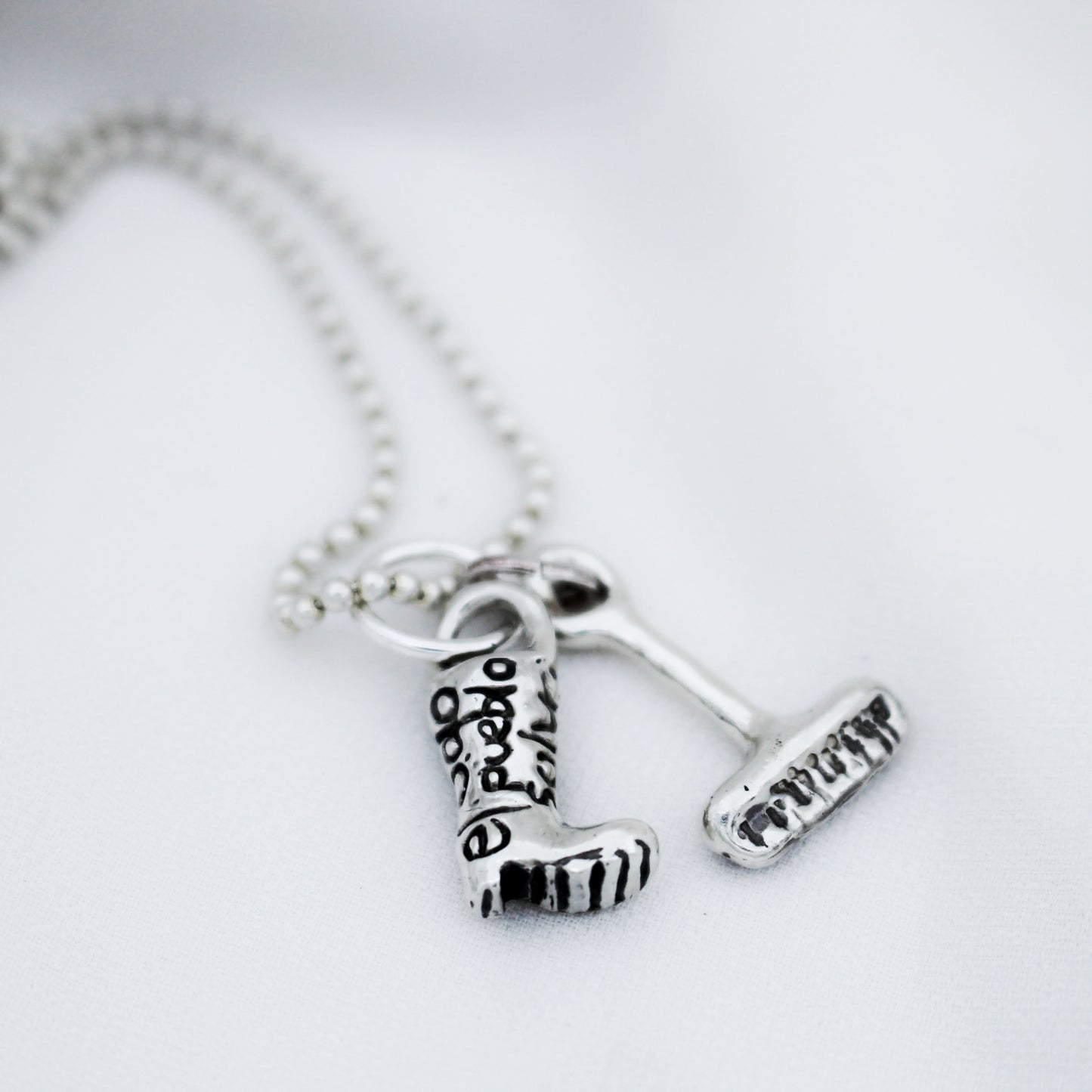 Collar de Plata de Ley 925 con Colgante Solidario