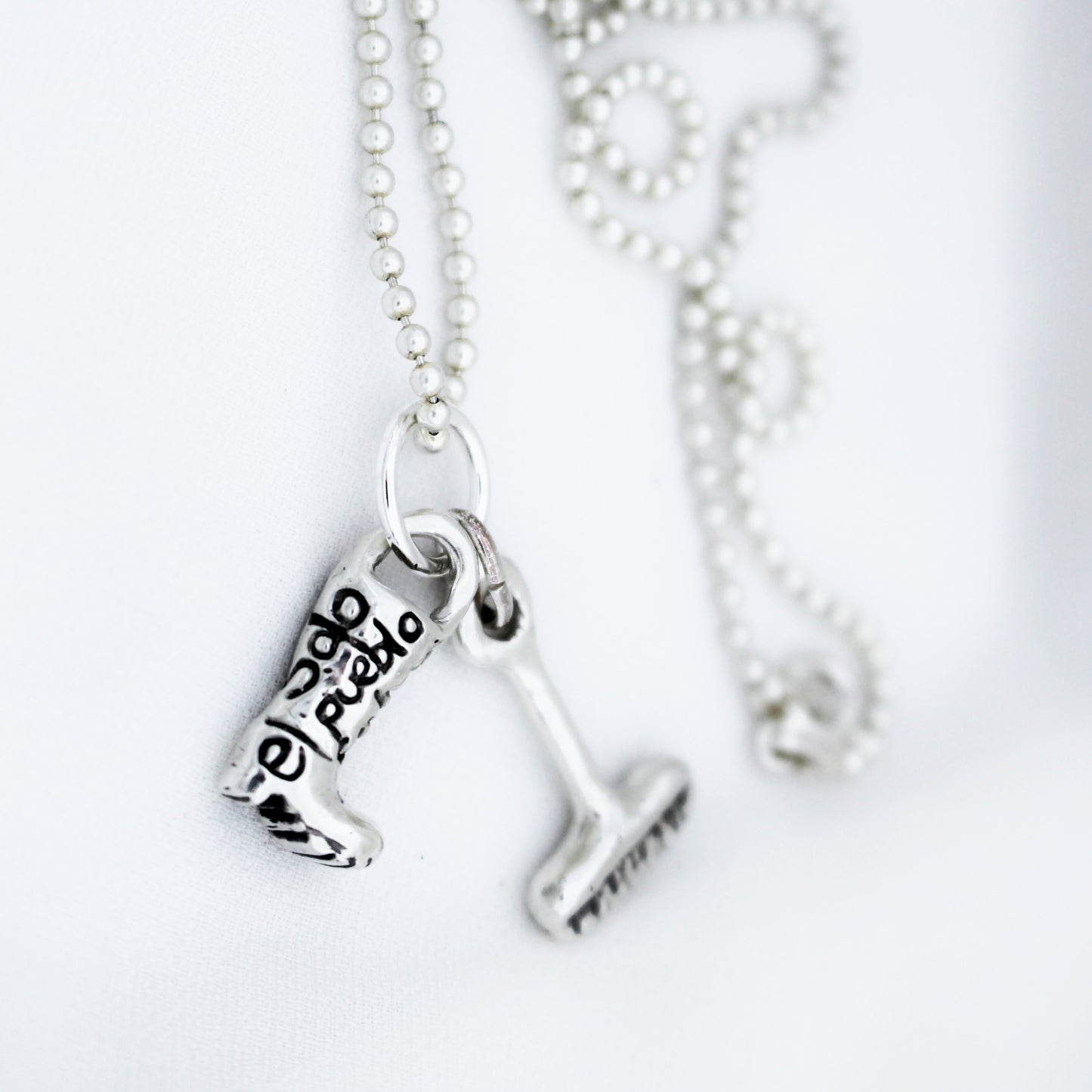 Collar de Plata de Ley 925 con Colgante Solidario