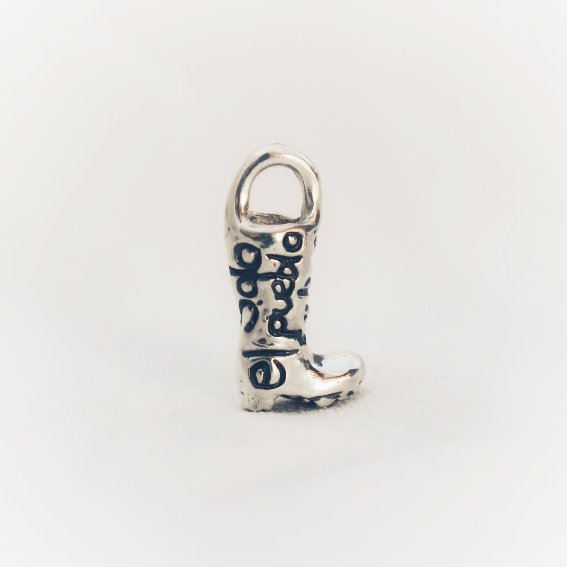Solidarity Charm Silver 925 Rain Boot with engraved message Solo el Pueblo Salva al Pueblo Colgante. Solidarity initiative to support those in need after the DANA devastation in Spain.