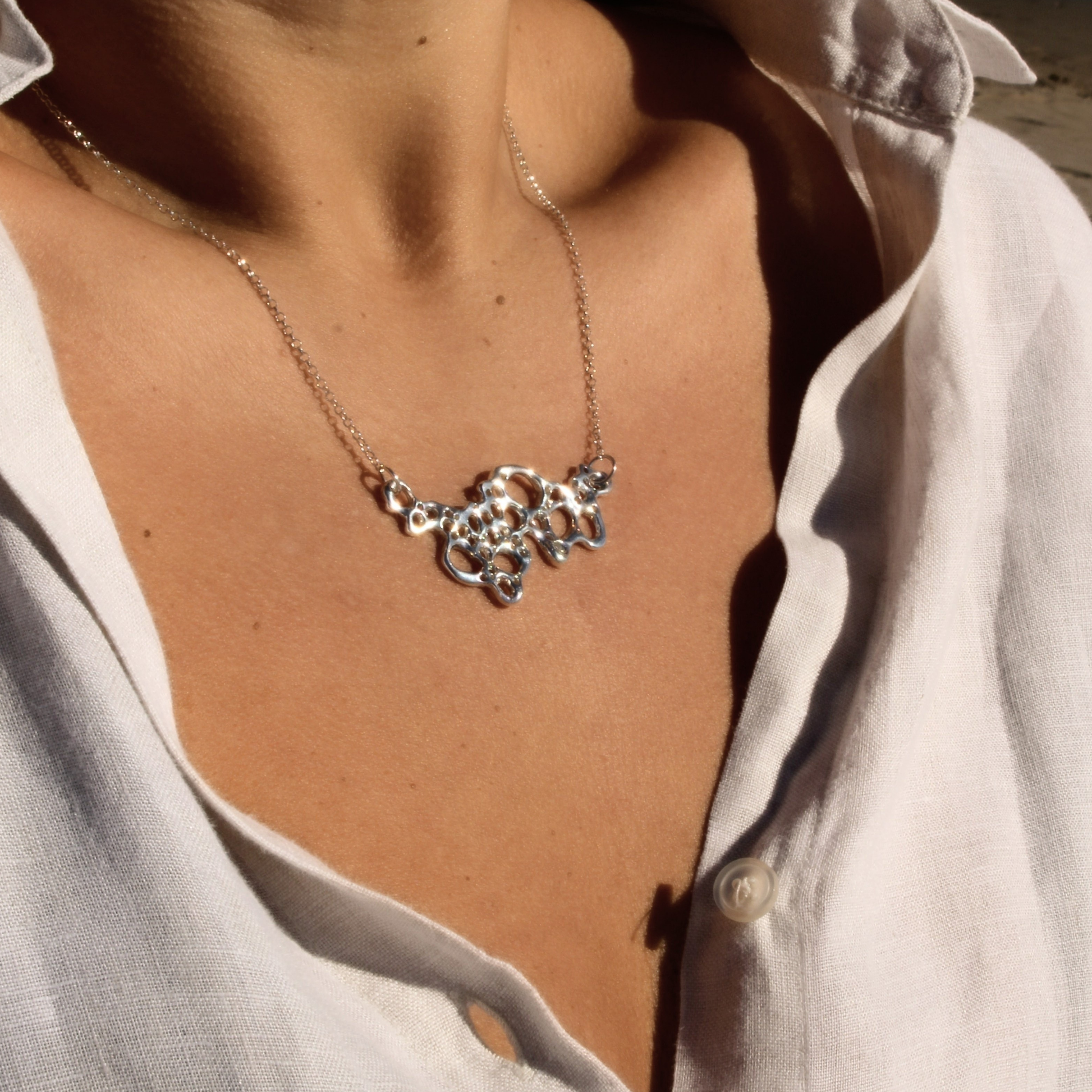 Colgante de plata orgánico inspirado en la espuma marina, joyería simbólica de Naturalesa
