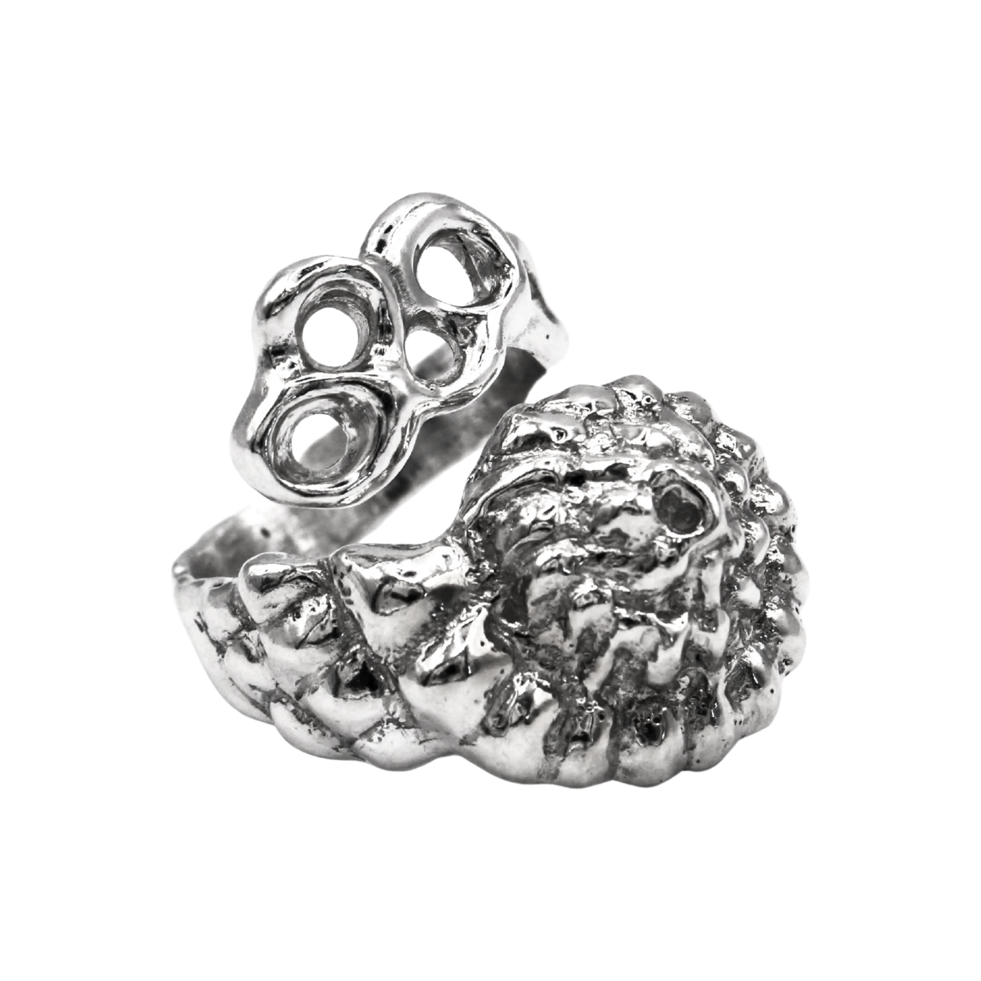 Detail of Raíz Shell Ring texture, unique artisan jewelry inspired by Mediterranean sea life.
Detalle de la textura del Anillo Raíz Shell, joya artesanal única inspirada en la vida marina mediterránea.