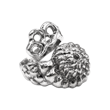 Detail of Raíz Shell Ring texture, unique artisan jewelry inspired by Mediterranean sea life.
Detalle de la textura del Anillo Raíz Shell, joya artesanal única inspirada en la vida marina mediterránea.