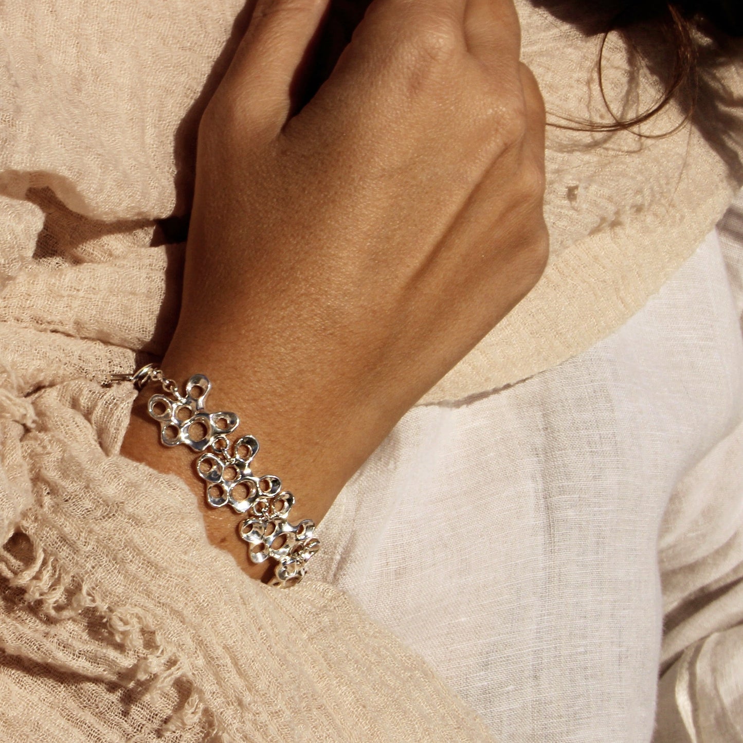 Raíz bracelet handcrafted in sterling silver 925. Mediterranean-inspired jewelry formed of organic-shaped segments with a stylish toggle clasp. A bold yet elegant sustainable bracelet for nature and contemporary jewelry lovers, crafted by Naturalesa.
