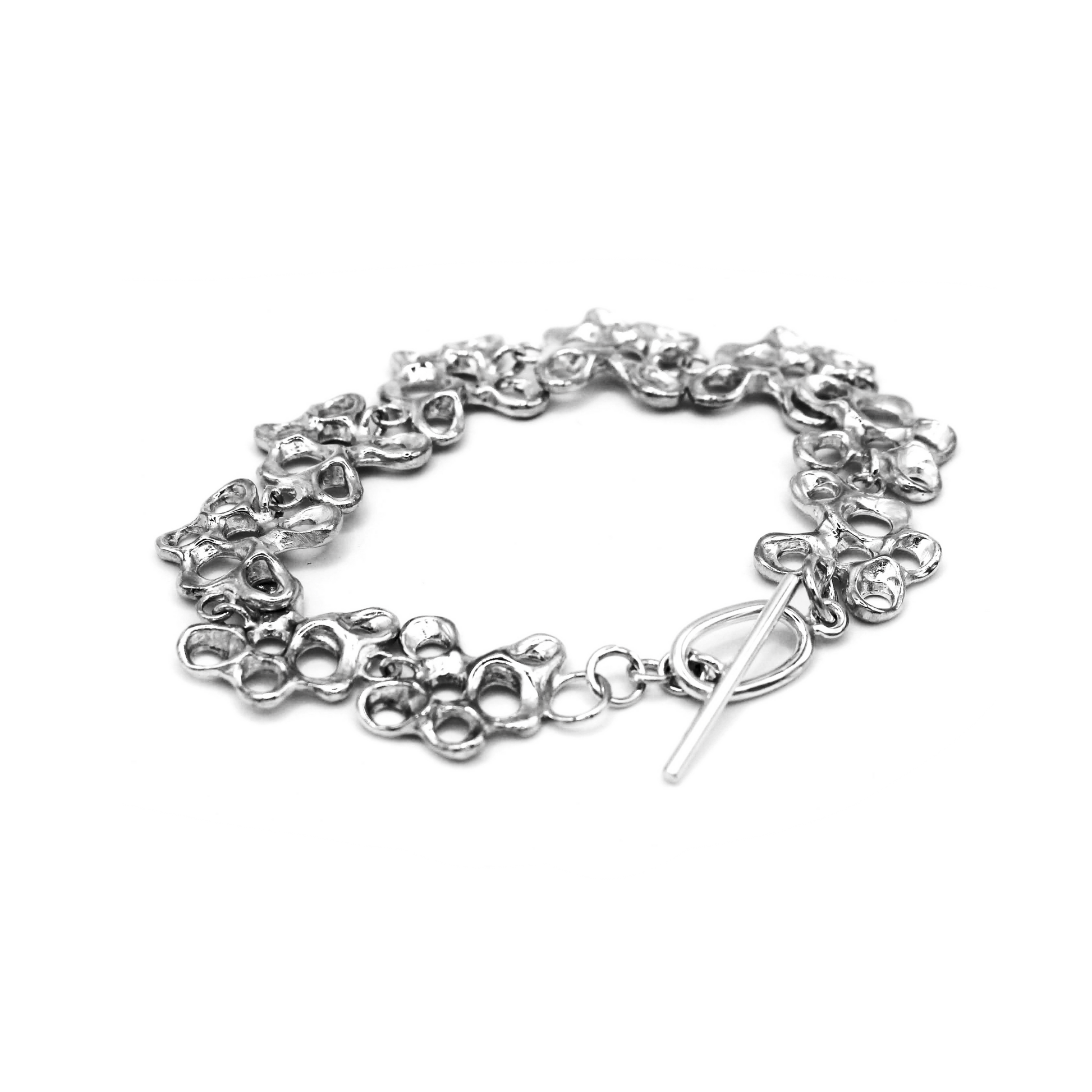 Raíz bracelet handcrafted in sterling silver 925. Mediterranean-inspired jewelry formed of organic-shaped segments with a stylish toggle clasp. A bold yet elegant sustainable bracelet for nature and contemporary jewelry lovers, crafted by Naturalesa.