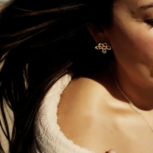 Raíz earrings handcrafted in sterling silver 925. Mediterranean-inspired jewelry with sculptural, organic forms that evoke the fluidity of the ocean. A bold yet elegant sustainable design, crafted for nature and contemporary jewelry lovers by Naturalesa.