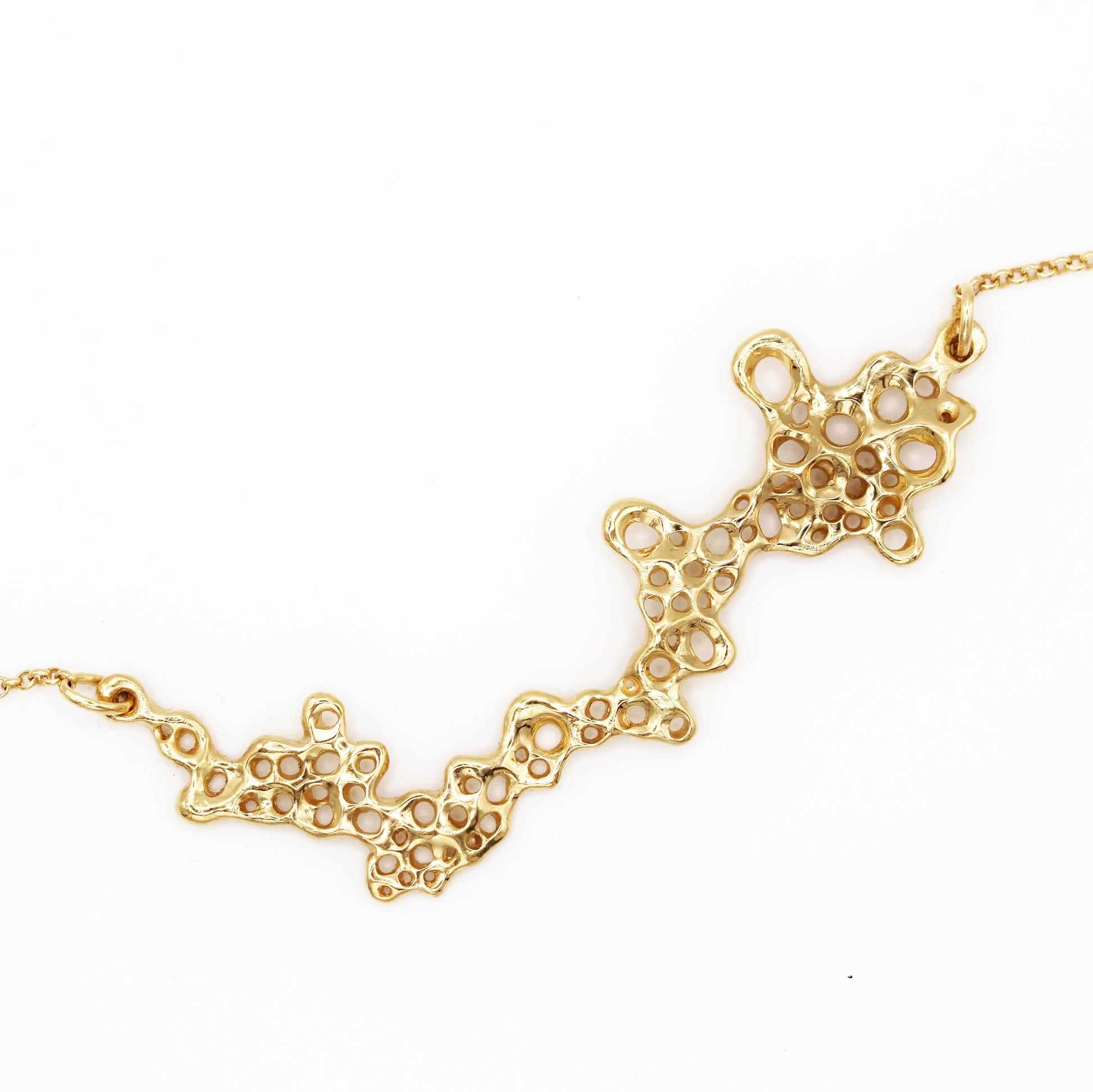 Collar de percebes chapado en oro con diseño escultórico, joyería simbólica artesanal