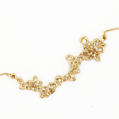 Collar de percebes chapado en oro con diseño escultórico, joyería simbólica artesanal