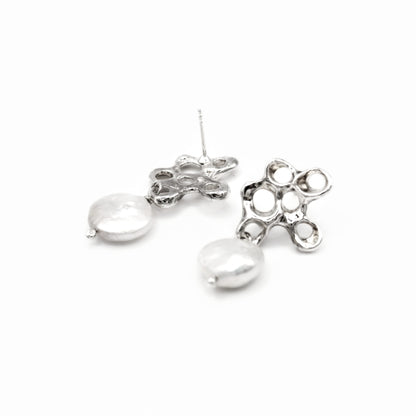 Pendientes Raíz de plata con perlas Biwa, joyería inspirada en el mar de Naturalesa