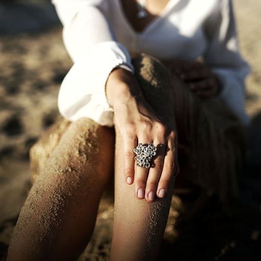 Raíz ring handcrafted in sterling silver 925. Mediterranean-inspired jewelry featuring an organic sculptural form with a bold yet fluid design. A contemporary adjustable statement ring, perfect for nature and art jewelry lovers, crafted by Naturalesa.
