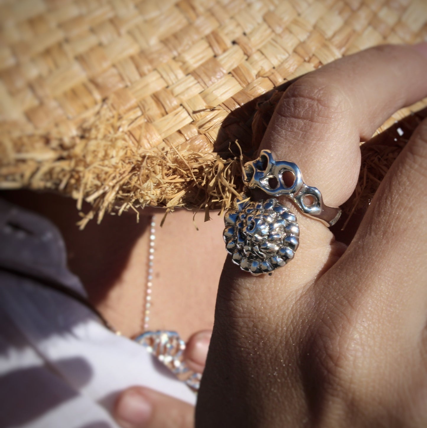 Sea inspired Raíz Shell Ring, adjustable silver ring handmade in Valencia shell form ring.
Anillo inspirado en el mar Raíz Shell, anillo ajustable de plata hecho a mano en Valencia. 