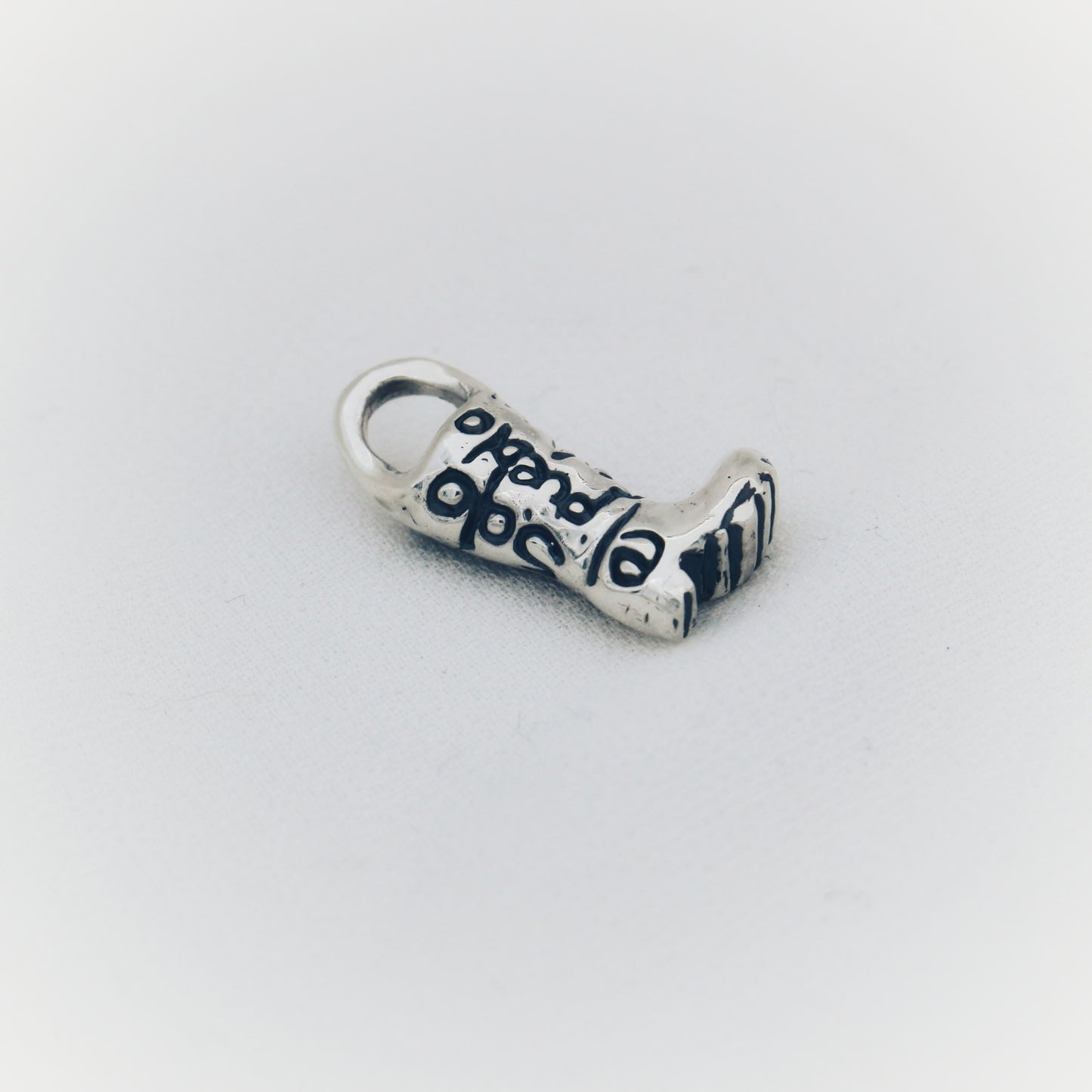 Solidarity Charm Silver 925 Rain Boot with engraved message Solo el Pueblo Salva al Pueblo Colgante. Solidarity initiative to support those in need after the DANA devastation in Spain.
