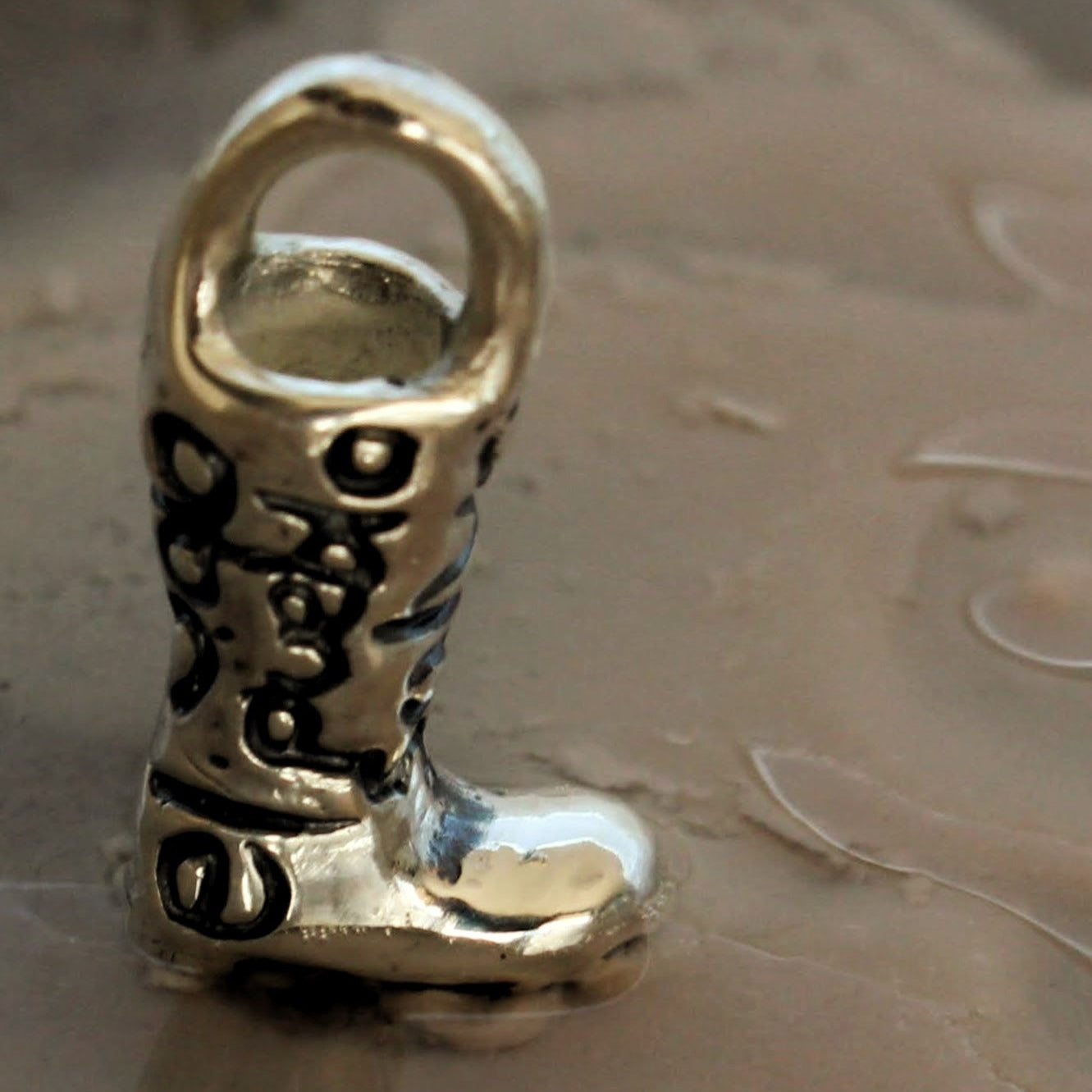 Solidarity Charm Silver 925 Rain Boot with engraved message Solo el Pueblo Salva al Pueblo Colgante. Solidarity initiative to support those in need after the DANA devastation in Spain.