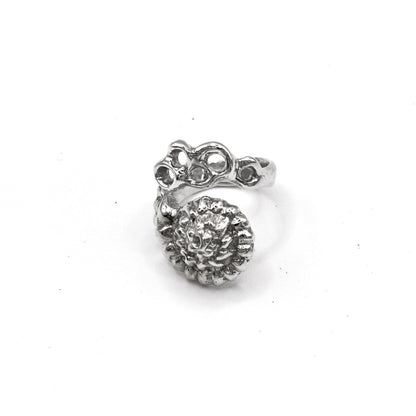 Sculptural Raíz Shell Ring symbolizing resilience and connection to nature.
Anillo escultural Raíz Shell que simboliza resiliencia y conexión con la naturaleza.