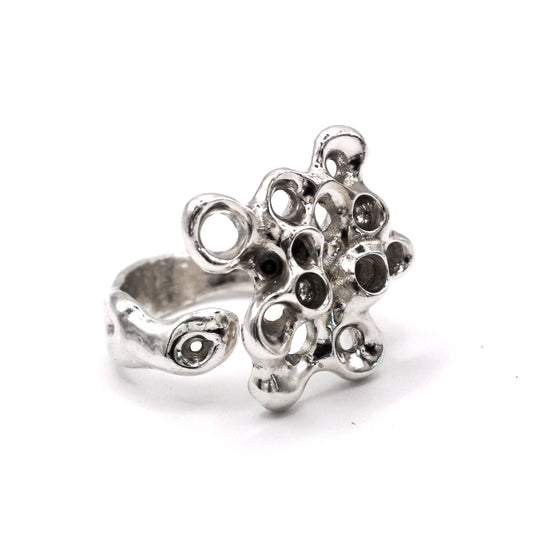 Raíz Mini sculptural silver ring, organic barnacle design symbolizing resilience and inner strength. Anillo escultural Raíz Mini en plata, diseño orgánico de percebes que simboliza resiliencia y fuerza interior.