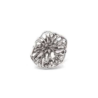 Artisan Flow Ring in recycled sterling silver, sea inspired jewelry symbolizing resilience and change.
Anillo Flow artesanal en plata reciclada 925, joyería marina que simboliza resiliencia y cambio.