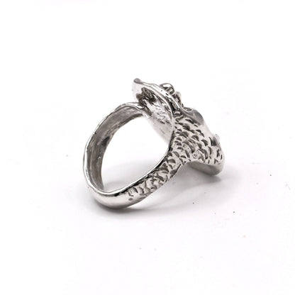 Artisan sculptural ring symbolizing authenticity, scars as beauty.
Anillo escultórico artesanal que simboliza la autenticidad, cicatrices como belleza.