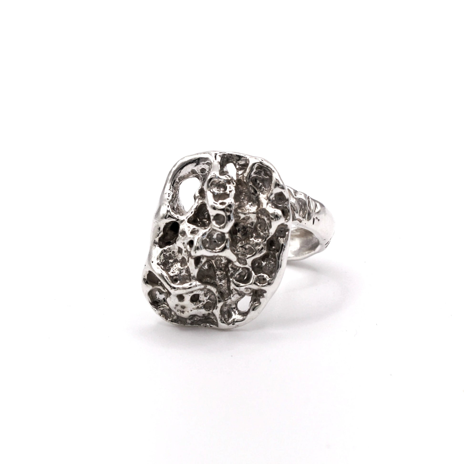 Unique adjustable silver statement ring inspired by Mediterranean hag stones.
Anillo de plata ajustable único inspirado en piedras agujereadas mediterráneas.