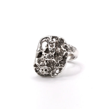 Unique adjustable silver statement ring inspired by Mediterranean hag stones.
Anillo de plata ajustable único inspirado en piedras agujereadas mediterráneas.
