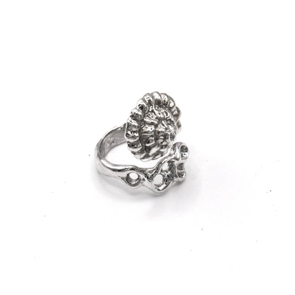 Sea inspired Raíz Shell Ring, adjustable silver ring handmade in Valencia.
Anillo inspirado en el mar Raíz Shell, anillo ajustable de plata hecho a mano en Valencia.