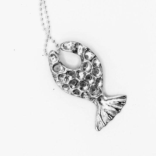 Colgante de pez en plata 925, joyería mediterránea inspirada en la vida marina de Naturalesa